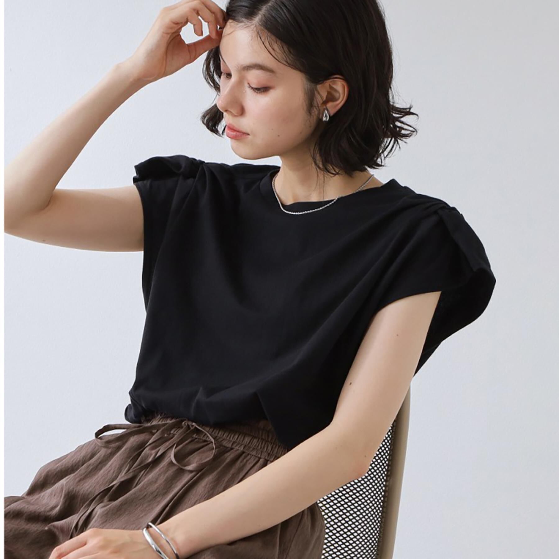 THE SHOP TK「【ひんやり/汗じみ防止】ツイストアクセントトップス」|Tシャツ・カットソー|ブラック(019)