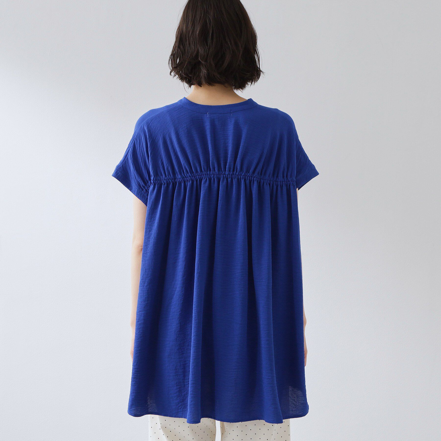 THE SHOP TK「【夏に嬉しい多機能/体型カバー】ひんやりさらさら シャーリングブラウス」|シャツ・ブラウス|