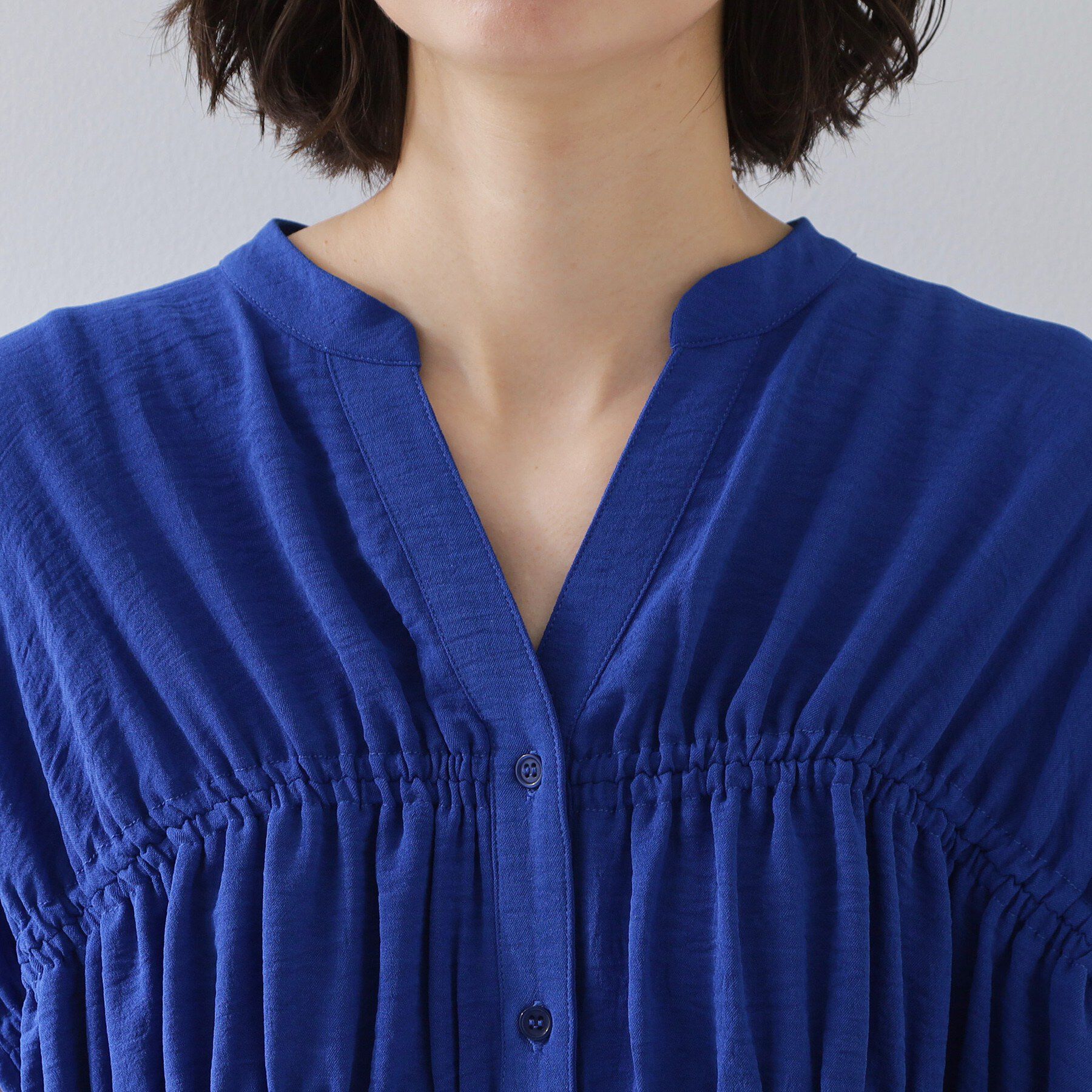 THE SHOP TK「【夏に嬉しい多機能/体型カバー】ひんやりさらさら シャーリングブラウス」|シャツ・ブラウス|