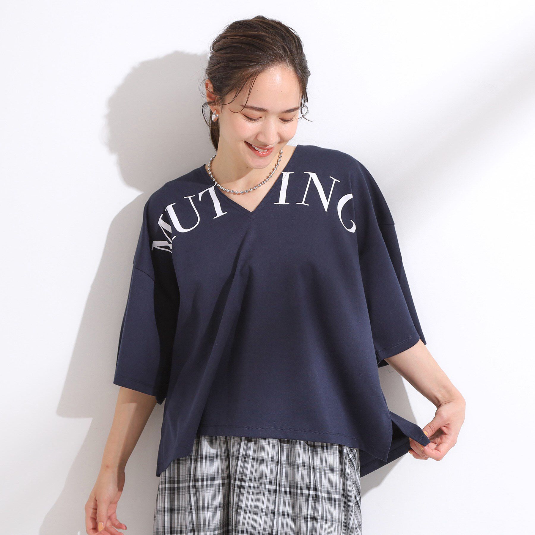 SHOO･LA･RUE「【洗える】Vネックですっきり見え ロゴトップス」|Tシャツ・カットソー|