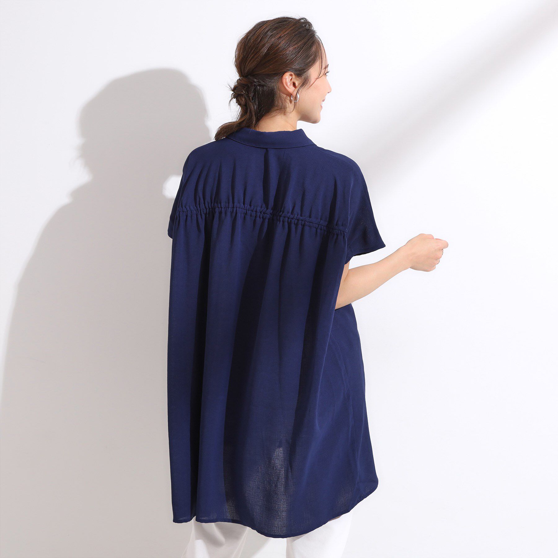 SHOO･LA･RUE「【S-LL/体型カバー】さらりとしたタッチが心地よい バックギャザーブラウス」|チュニック|