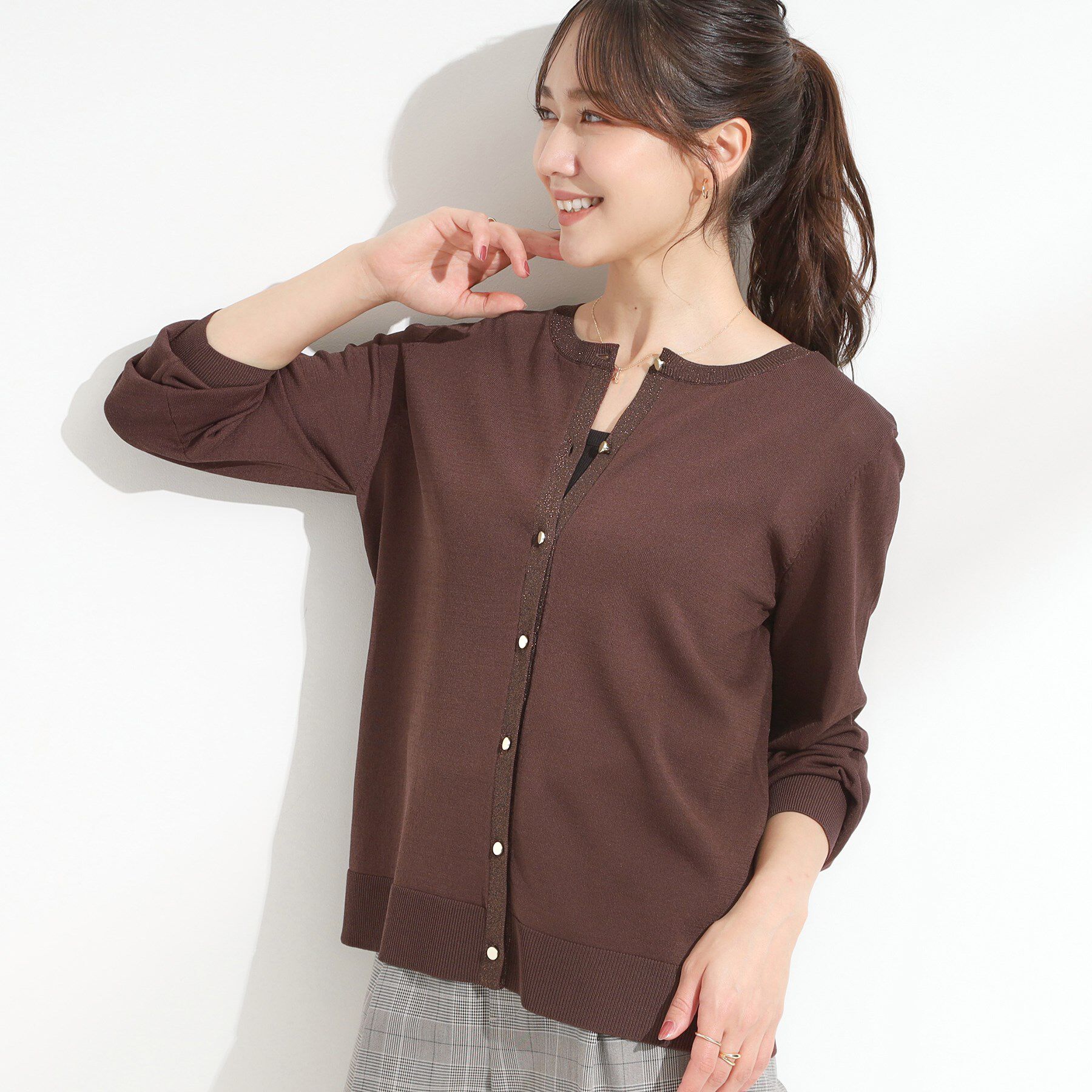 SHOO･LA･RUE「【洗える/S-LL】上品なラメ使い クルーネック ニットカーディガン」|カーディガン|ブラウン(043)