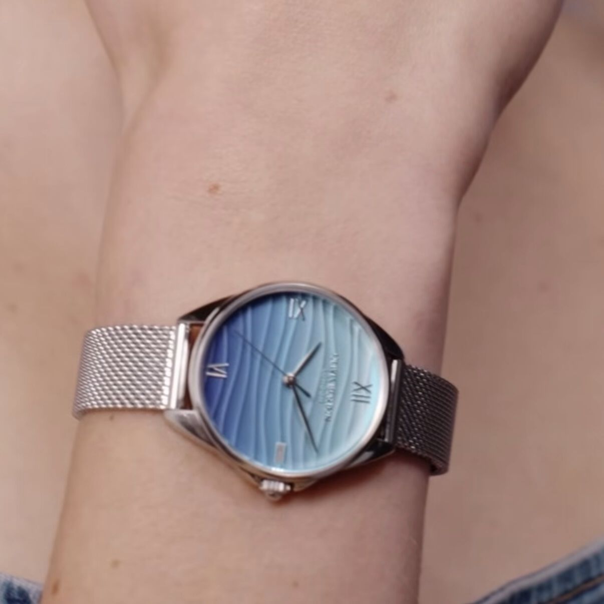 OLIVIA BURTON 「〈OLIVIA BURTON(ｵﾘﾋﾞｱﾊﾞｰﾄﾝ)〉ｼｸﾞﾈﾁｬｰ 30mm ｱｼﾞｭｰﾙ ﾌﾞﾙｰ&ｼﾙﾊﾞｰメッシュ」|腕時計|