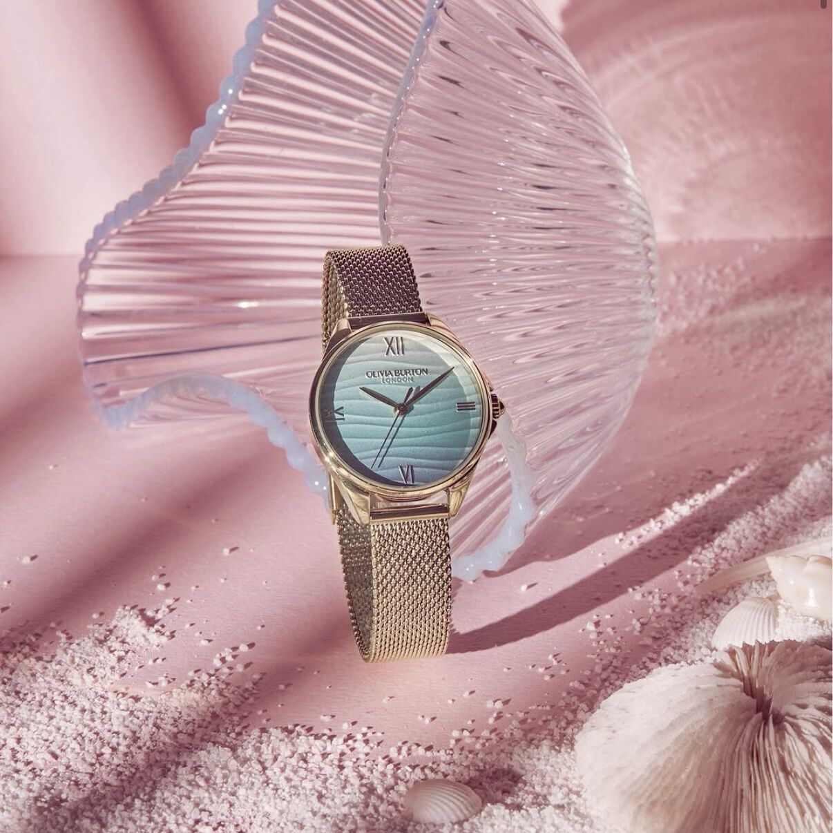 OLIVIA BURTON 「〈OLIVIA BURTON(ｵﾘﾋﾞｱﾊﾞｰﾄﾝ)〉ｼｸﾞﾈﾁｬｰ30mm ｱｼﾞｭｰﾙ ﾗｲﾄﾌﾞﾙｰ&ｺﾞｰﾙﾄﾞﾒｯｼｭ」|腕時計|