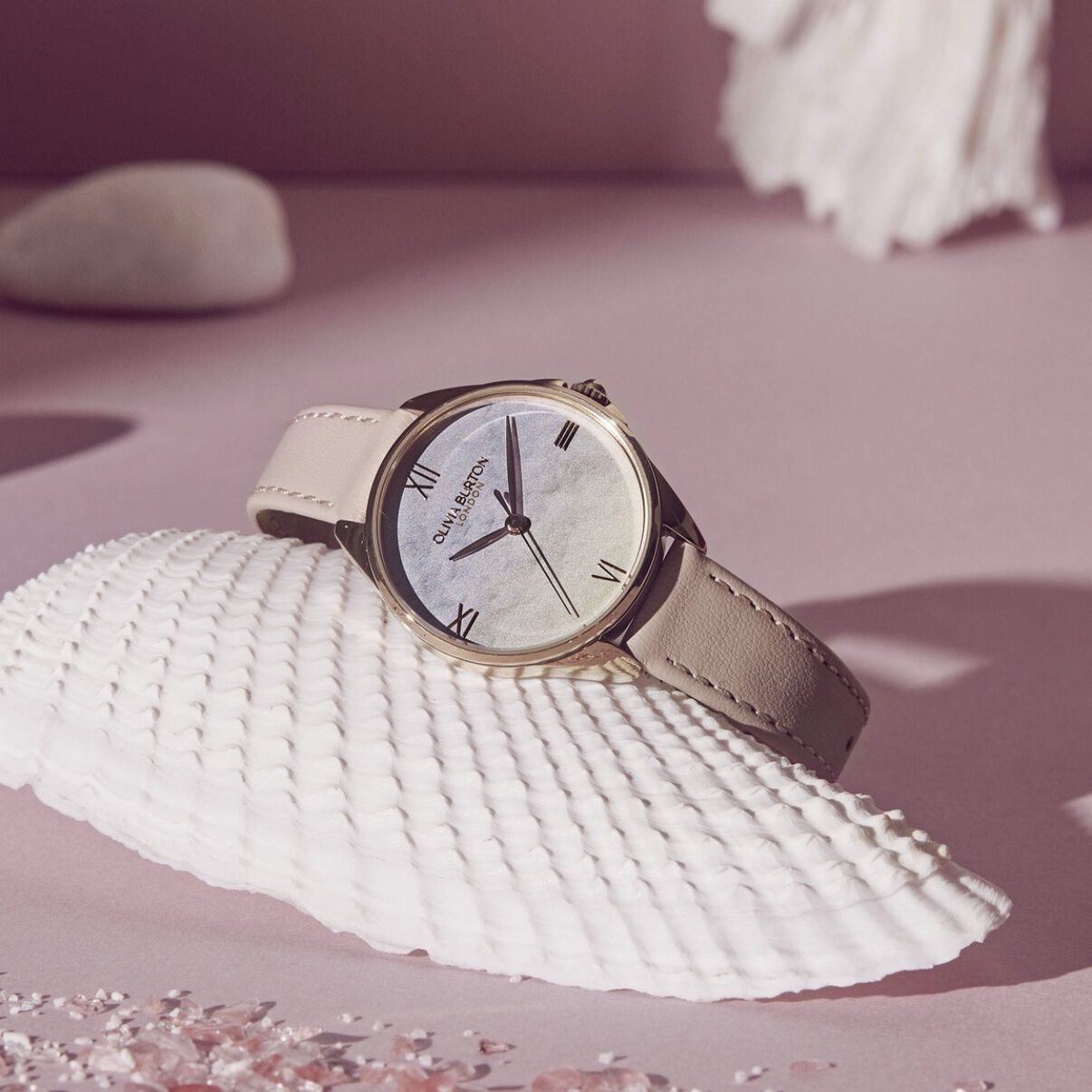 OLIVIA BURTON 「〈OLIVIA BURTON(ｵﾘﾋﾞｱﾊﾞｰﾄﾝ)〉ｼｸﾞﾈﾁｬｰ30mm ｱｼﾞｭｰﾙﾗｲﾄﾊﾞｲｵﾚｯﾄ ﾛｰｽﾞｺﾞｰﾙﾄﾞ」|腕時計|