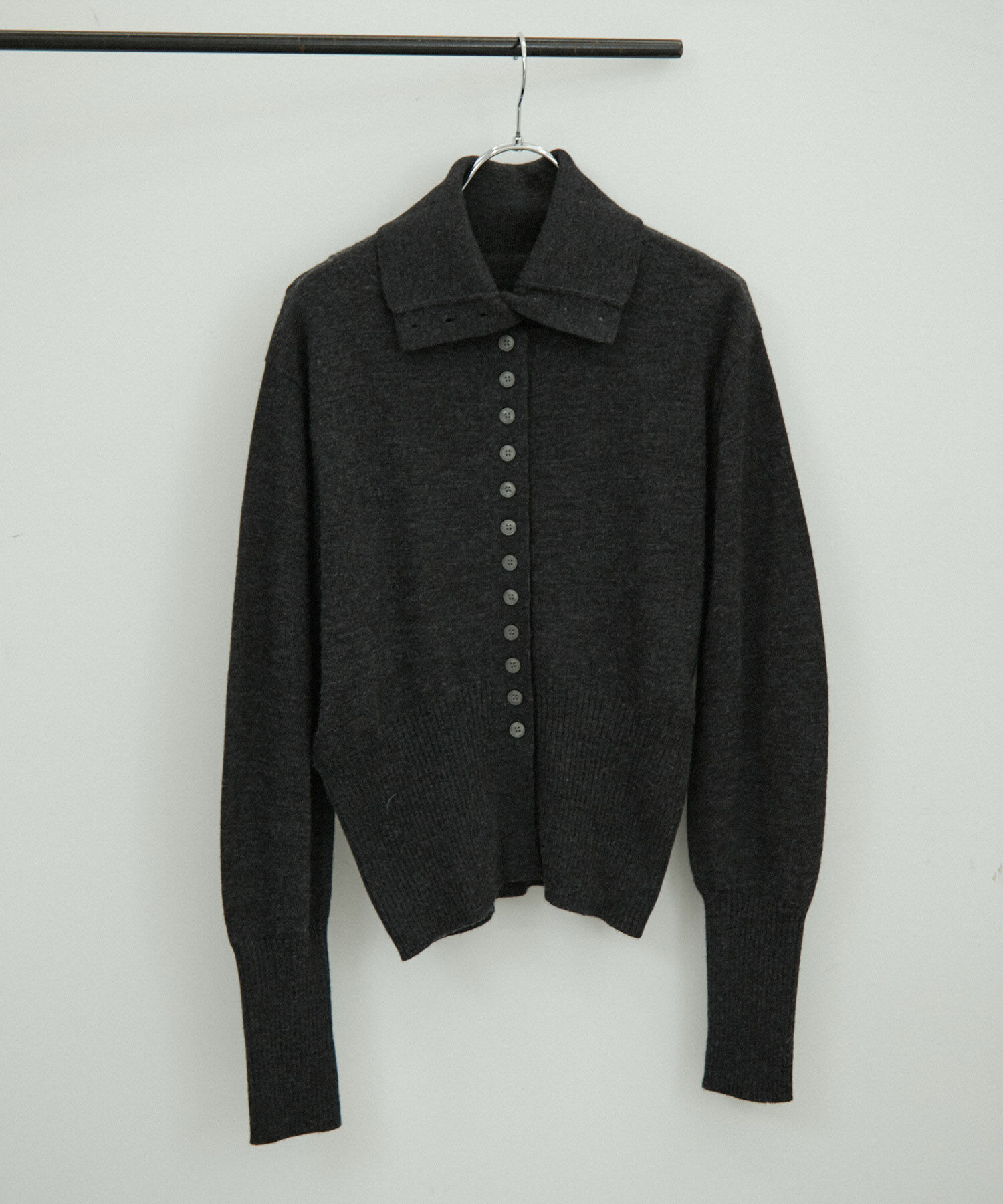 ADAM ET ROPE'「メニーボタンカーディガン」|カーディガン|チャコール(06)