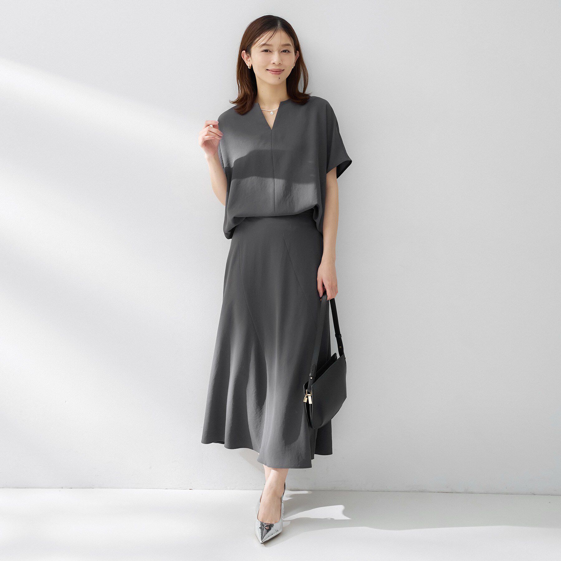 UNTITLED「【UV/接触冷感/セットアップ可】リラクシーキーVネックブラウス」|シャツ・ブラウス|