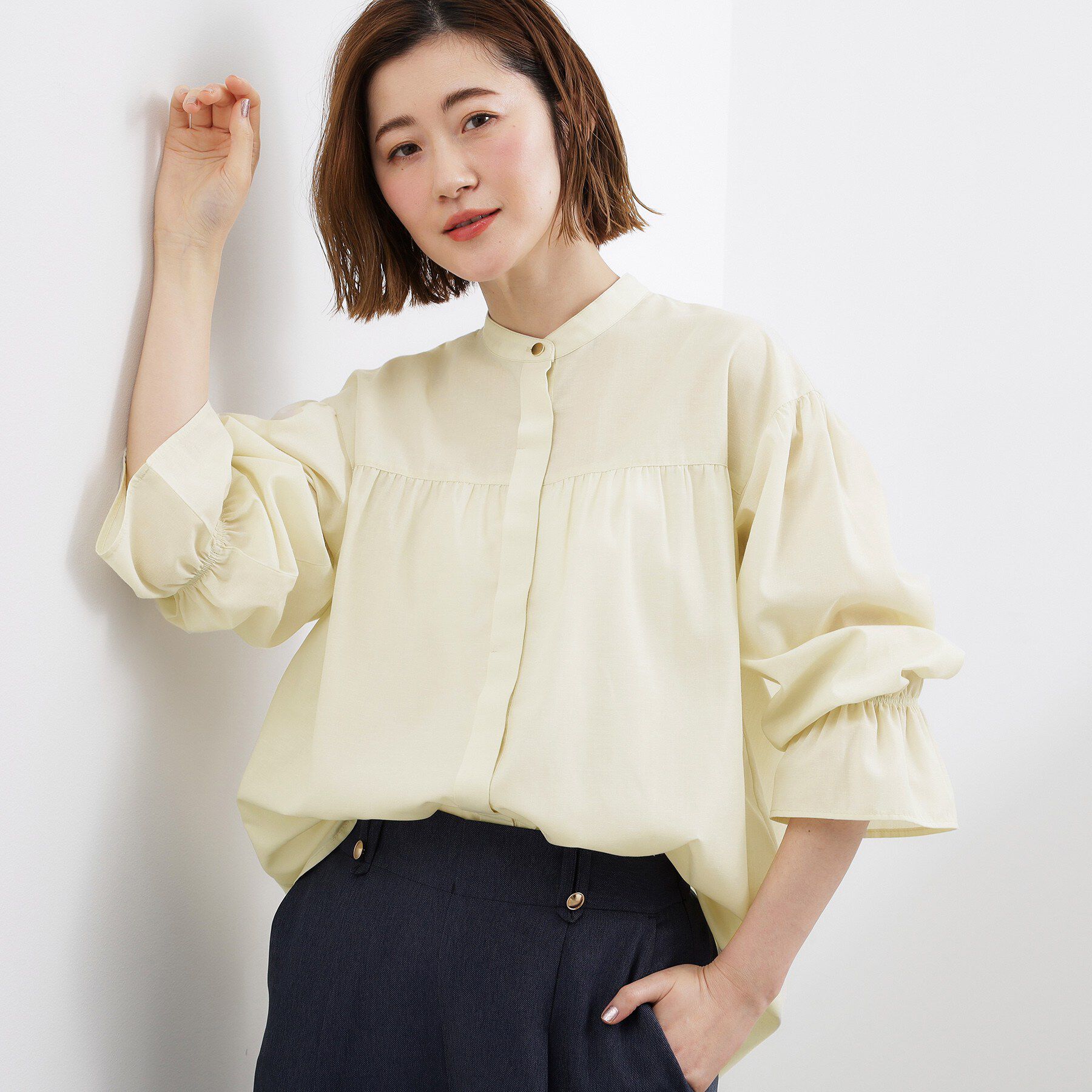 grove「【貴島明日香さん着用／イージーケア／接触冷感】麻混スタンドギャザーシャツ」|シャツ・ブラウス|