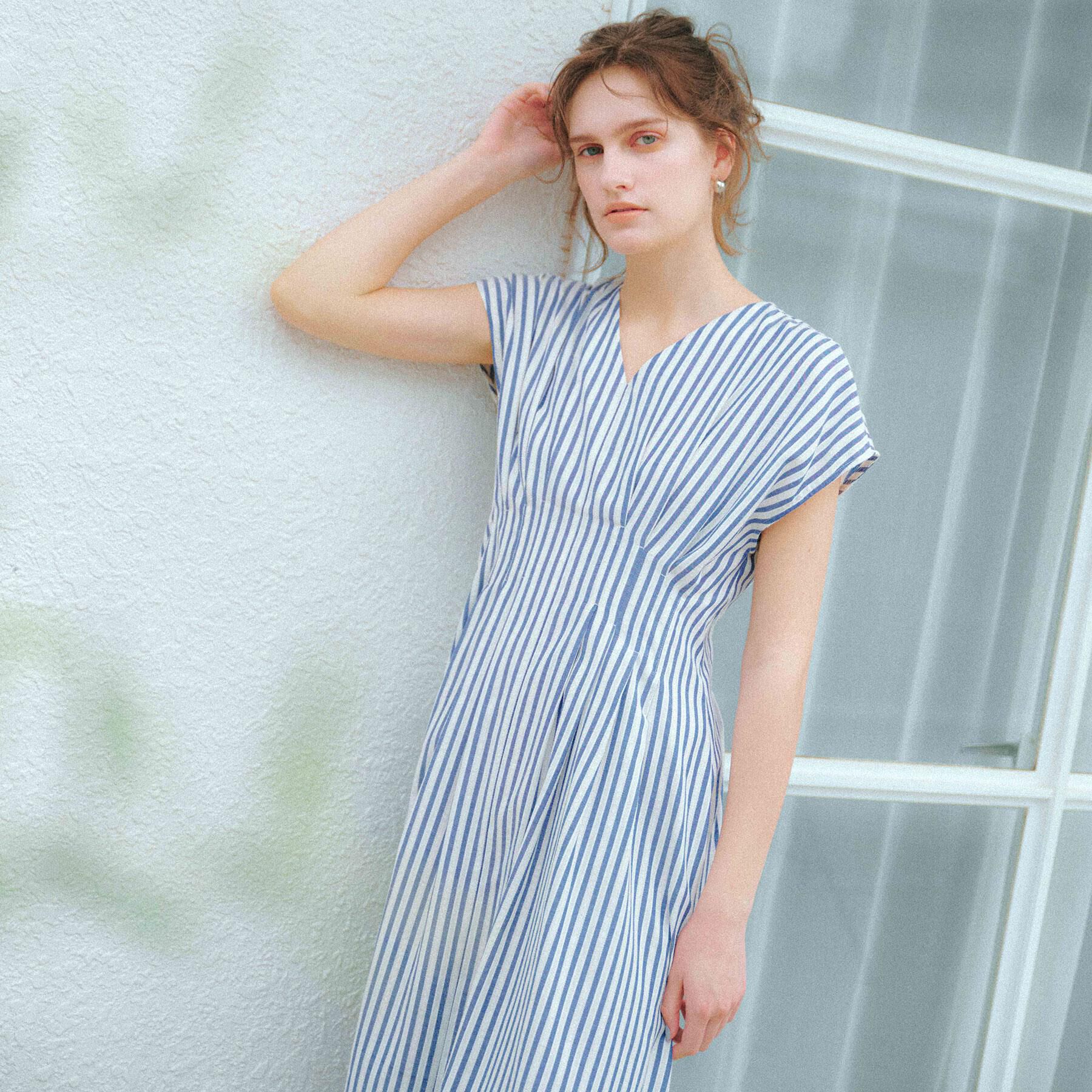 OPAQUE.CLIP「Vネックウエストタックワンピース【イージーアイロン/洗濯機OK】」|ワンピース|