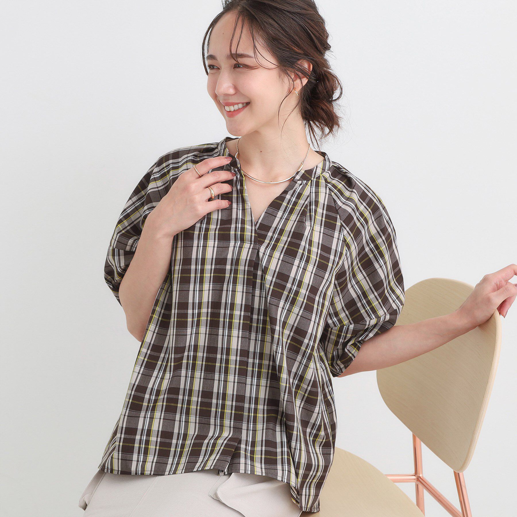 SHOO･LA･RUE「【S-LL/洗濯後しわになりにくい】ランタンスリーブで女性らしく 5分袖スキッパーブラウス」|シャツ・ブラウス|モカブラウン(242