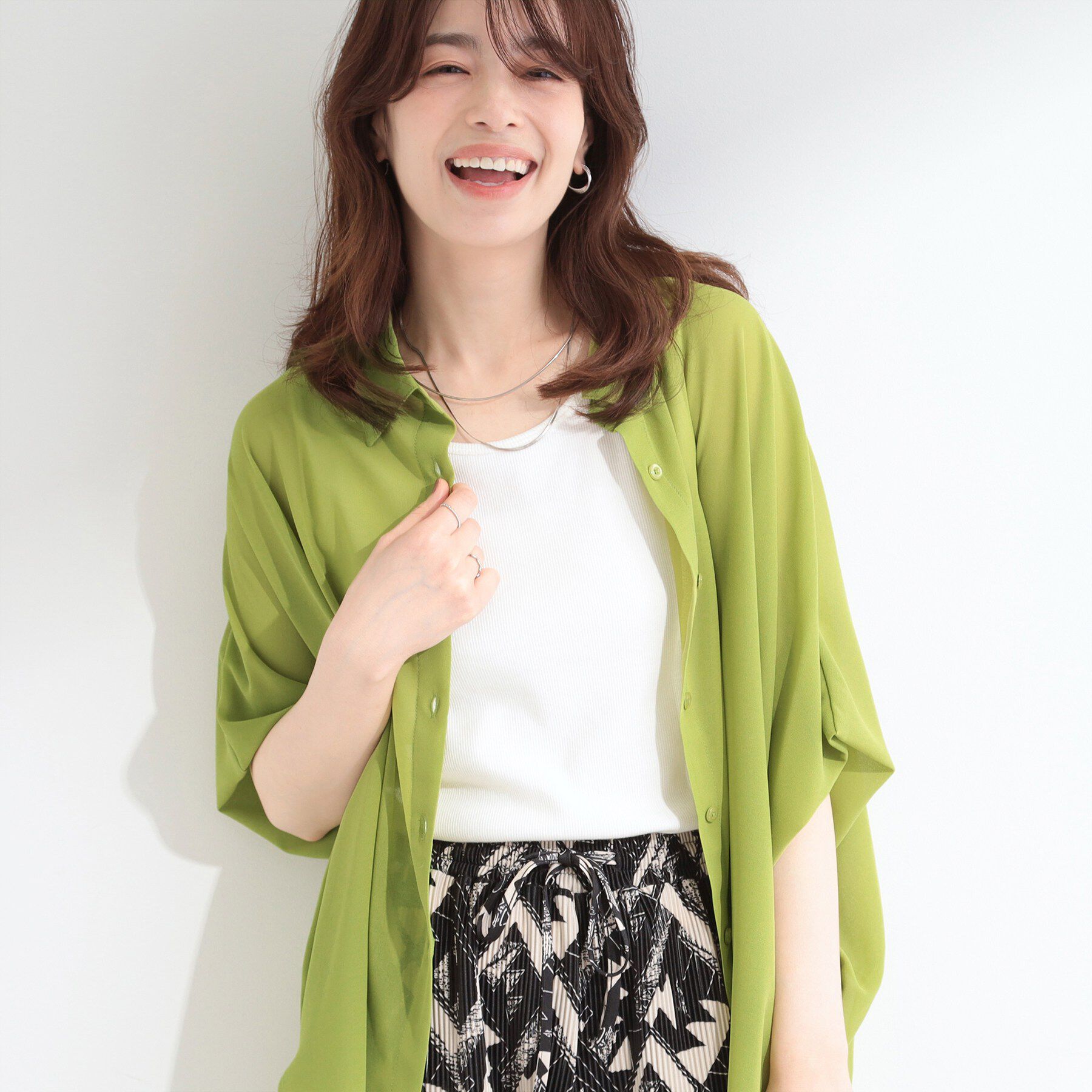 SHOO･LA･RUE「【洗濯機可/体型カバー】羽織るだけで雰囲気変わる 柄アソート ポンチョ風シアーシャツ」|シャツ・ブラウス|グリーン(025)