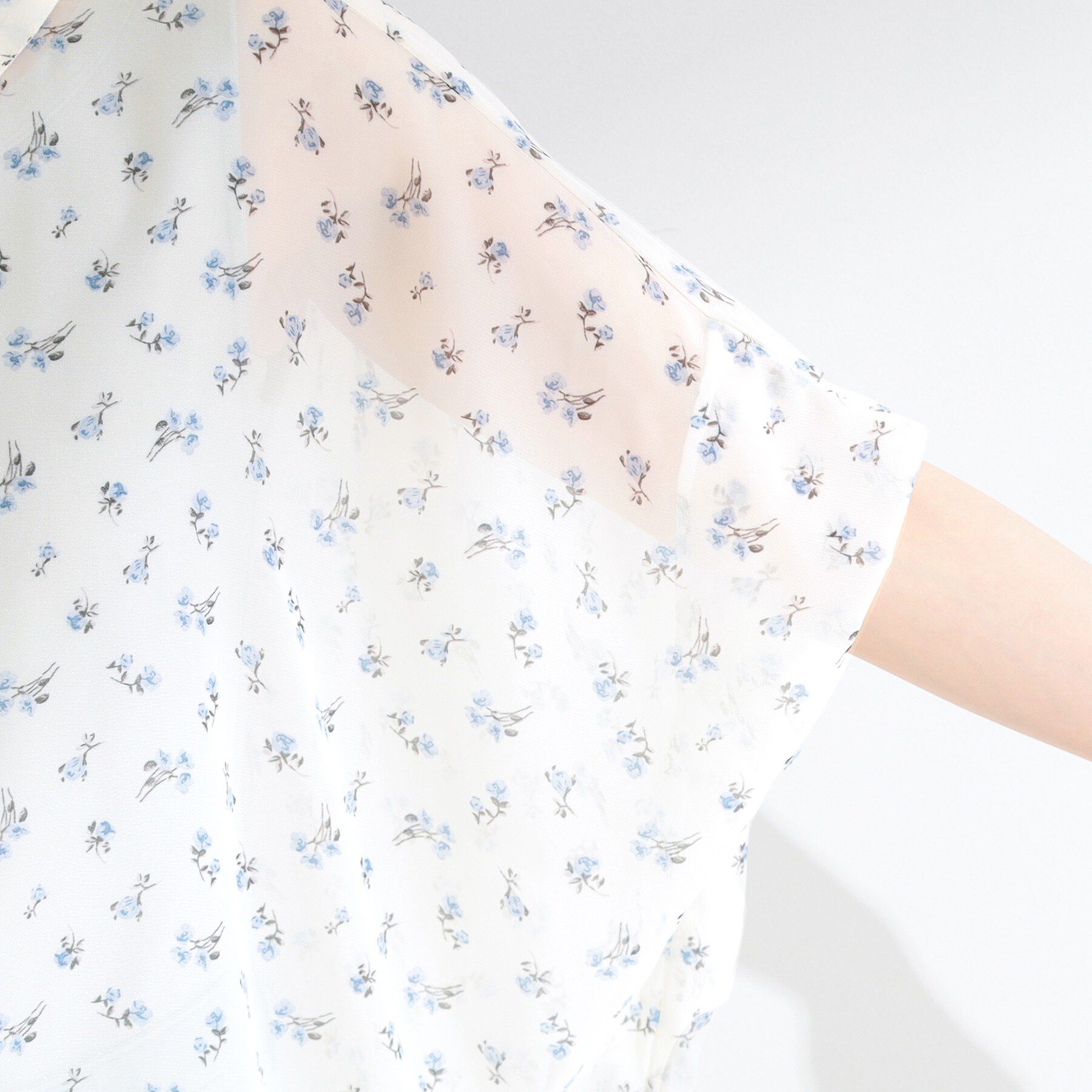 SHOO･LA･RUE「【洗濯機可/体型カバー】羽織るだけで雰囲気変わる 柄アソート ポンチョ風シアーシャツ」|シャツ・ブラウス|