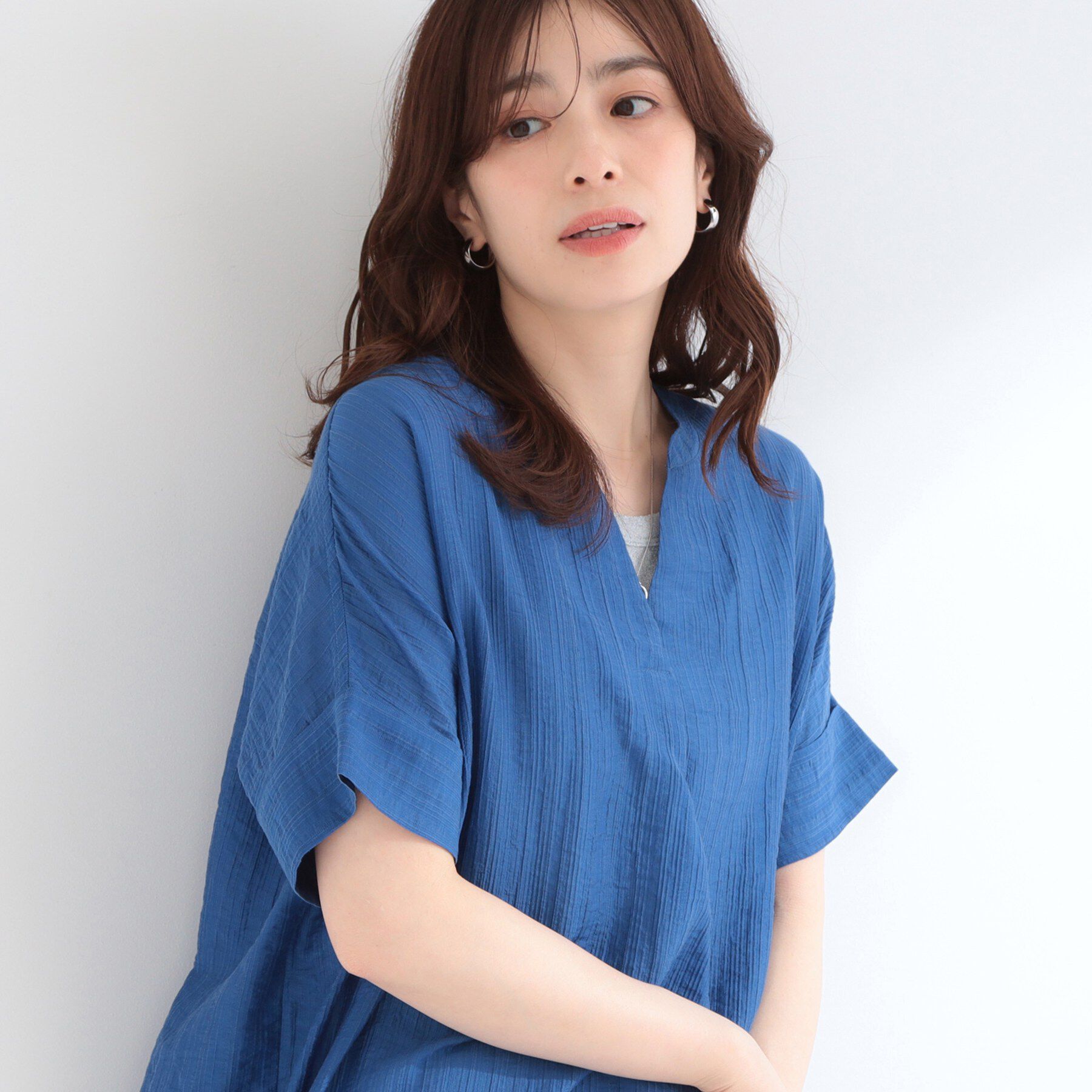 SHOO･LA･RUE「【高レビュー/体型カバー】インせず着られる スキッパー裾リボンブラウス」|シャツ・ブラウス|ブルー(093)
