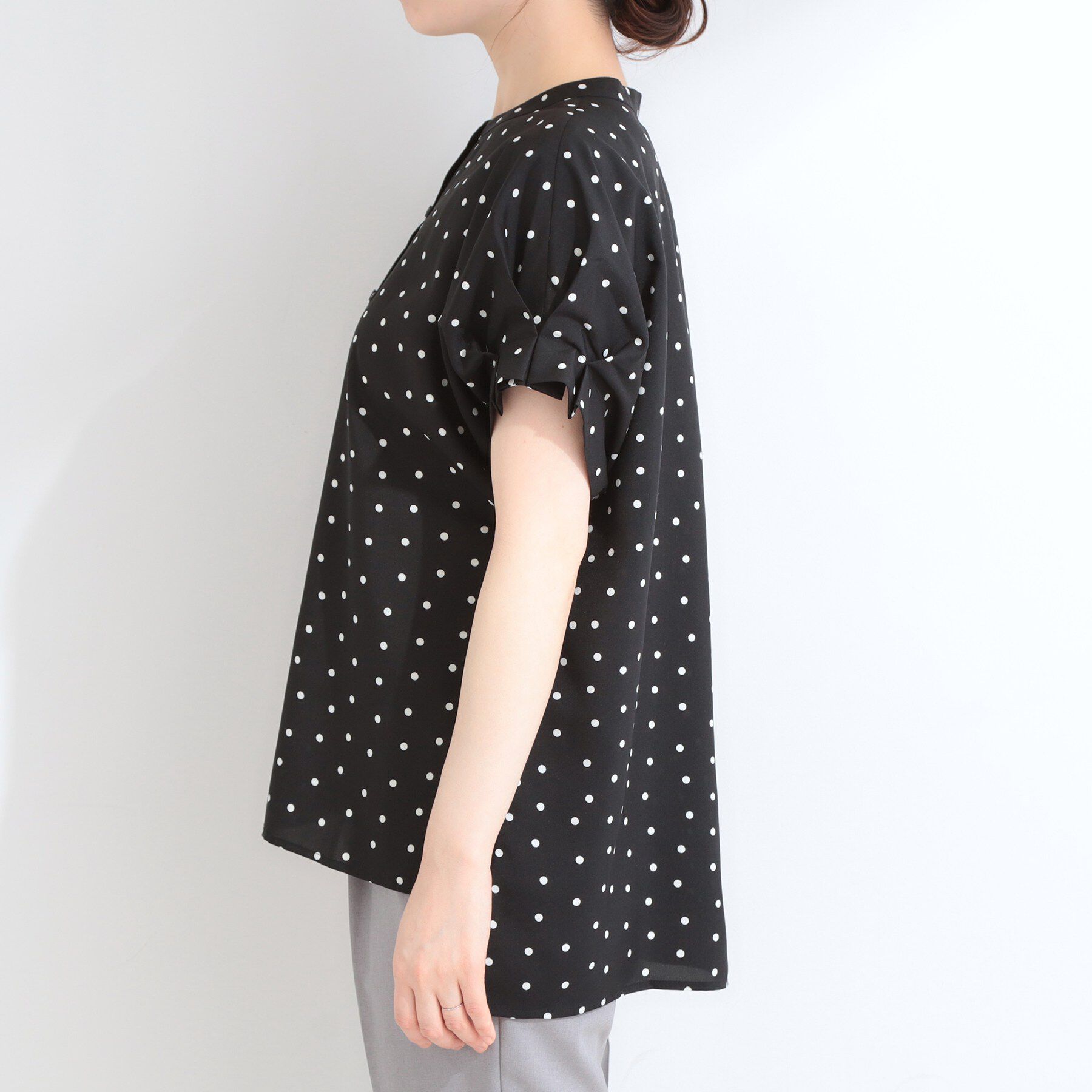 SHOO･LA･RUE「【洗濯機可／洗濯後しわになりにくい】大人の甘さをプラスする ドット柄袖タックブラウス」|シャツ・ブラウス|