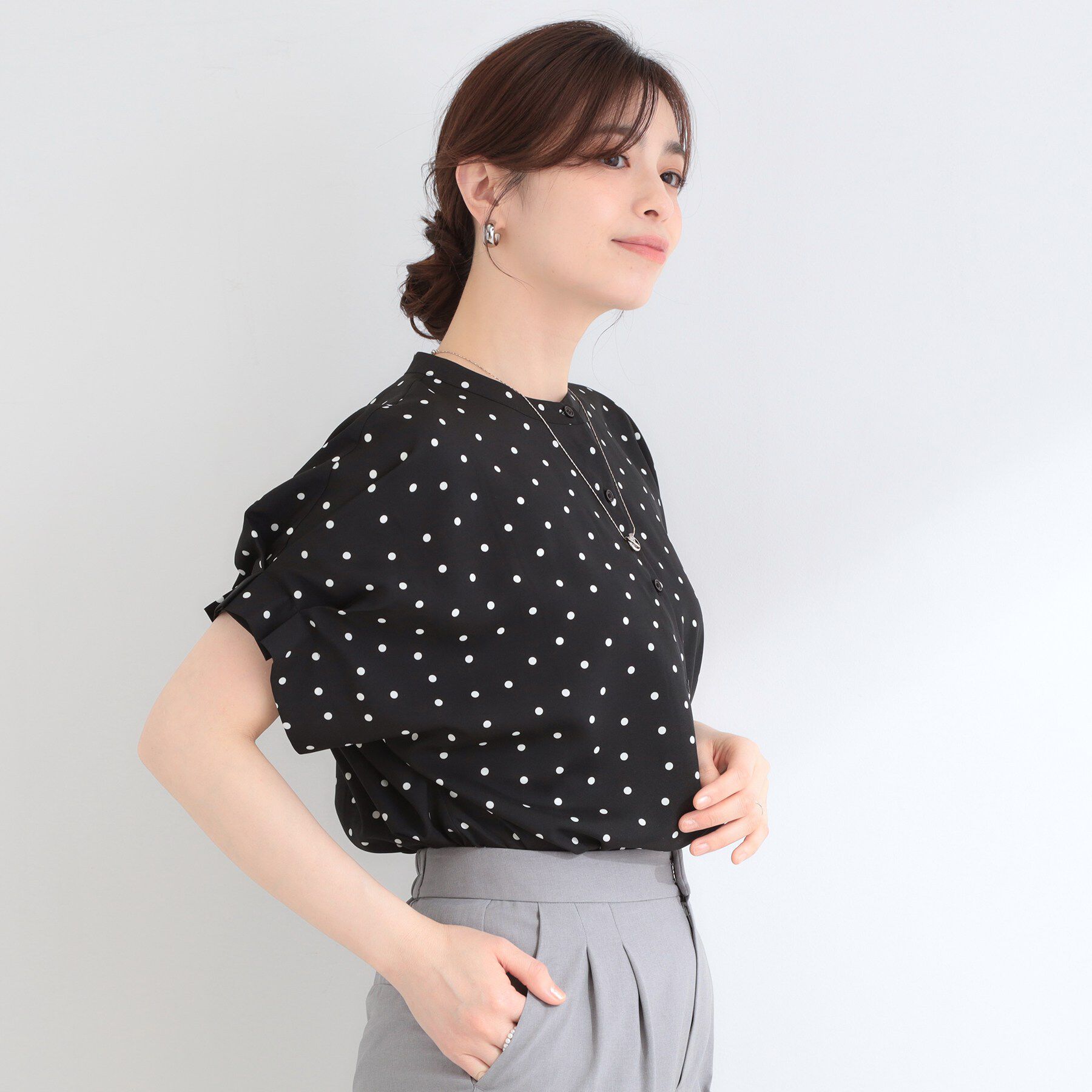 SHOO･LA･RUE「【洗濯機可／洗濯後しわになりにくい】大人の甘さをプラスする ドット柄袖タックブラウス」|シャツ・ブラウス|