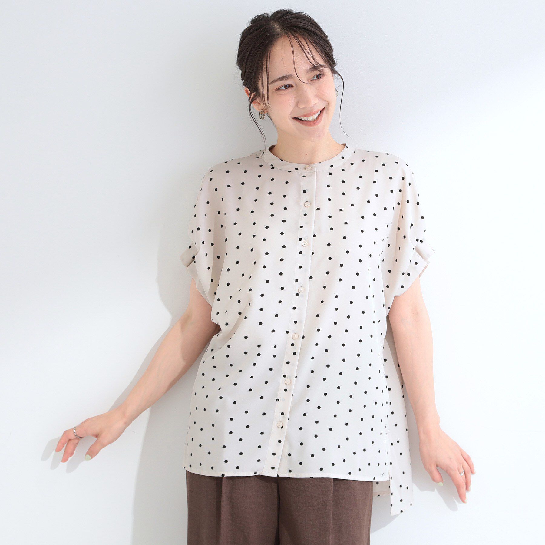 SHOO･LA･RUE「【洗濯機可／洗濯後しわになりにくい】大人の甘さをプラスする ドット柄袖タックブラウス」|シャツ・ブラウス|