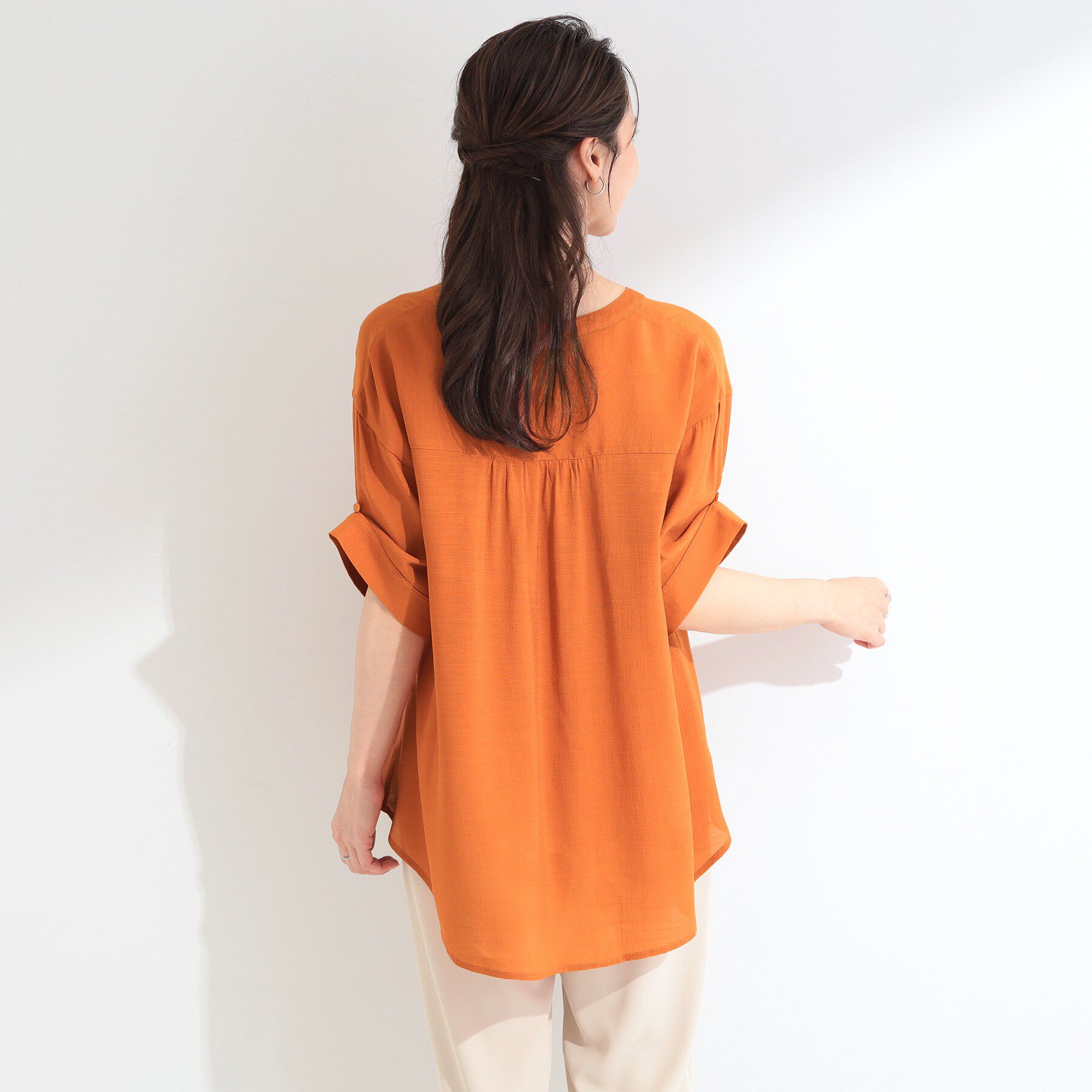 SHOO･LA･RUE「【ひんやり/UV】お袖の長さが調整出来る シャーリングスキッパーブラウス」|シャツ・ブラウス|