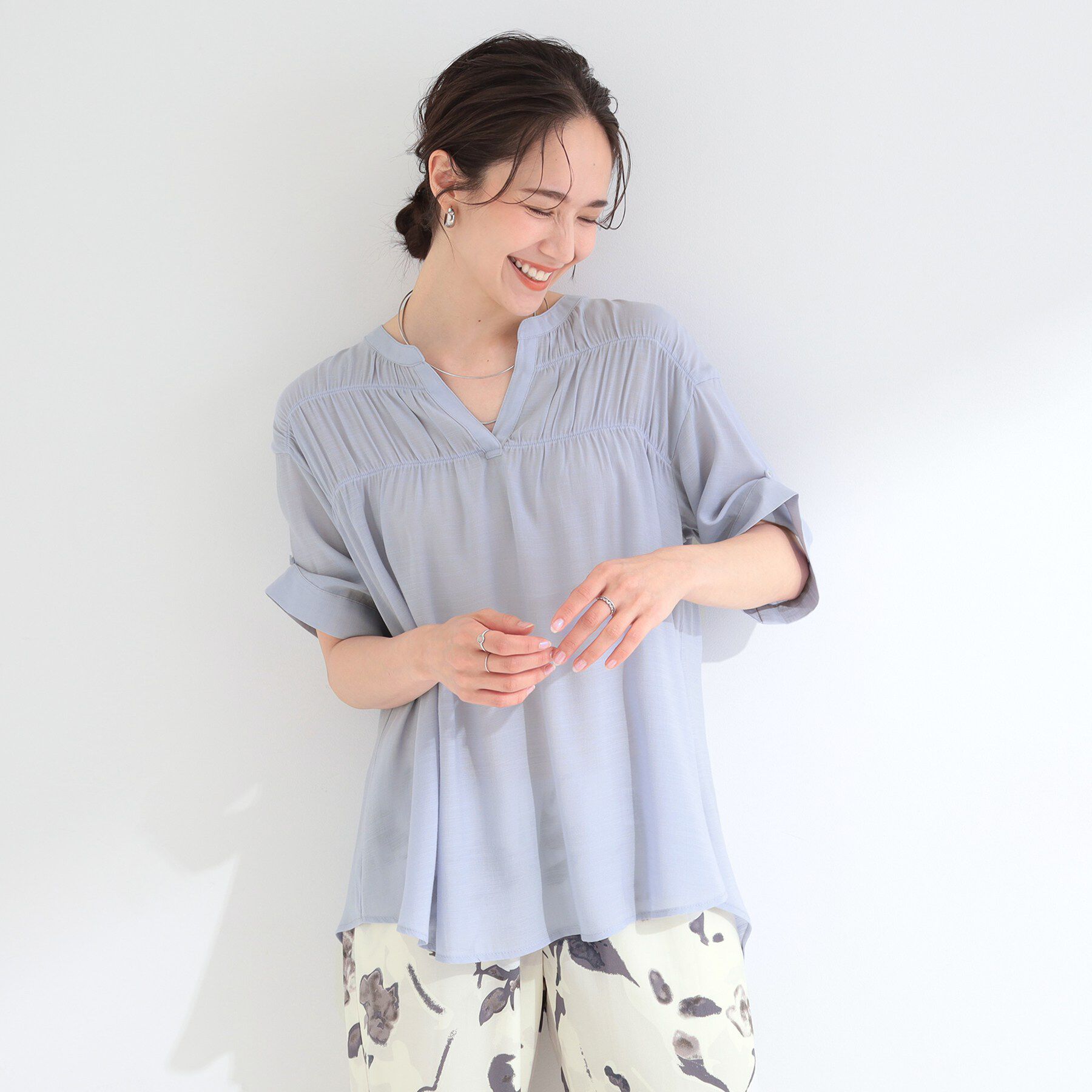 SHOO･LA･RUE「【ひんやり/UV】お袖の長さが調整出来る シャーリングスキッパーブラウス」|シャツ・ブラウス|