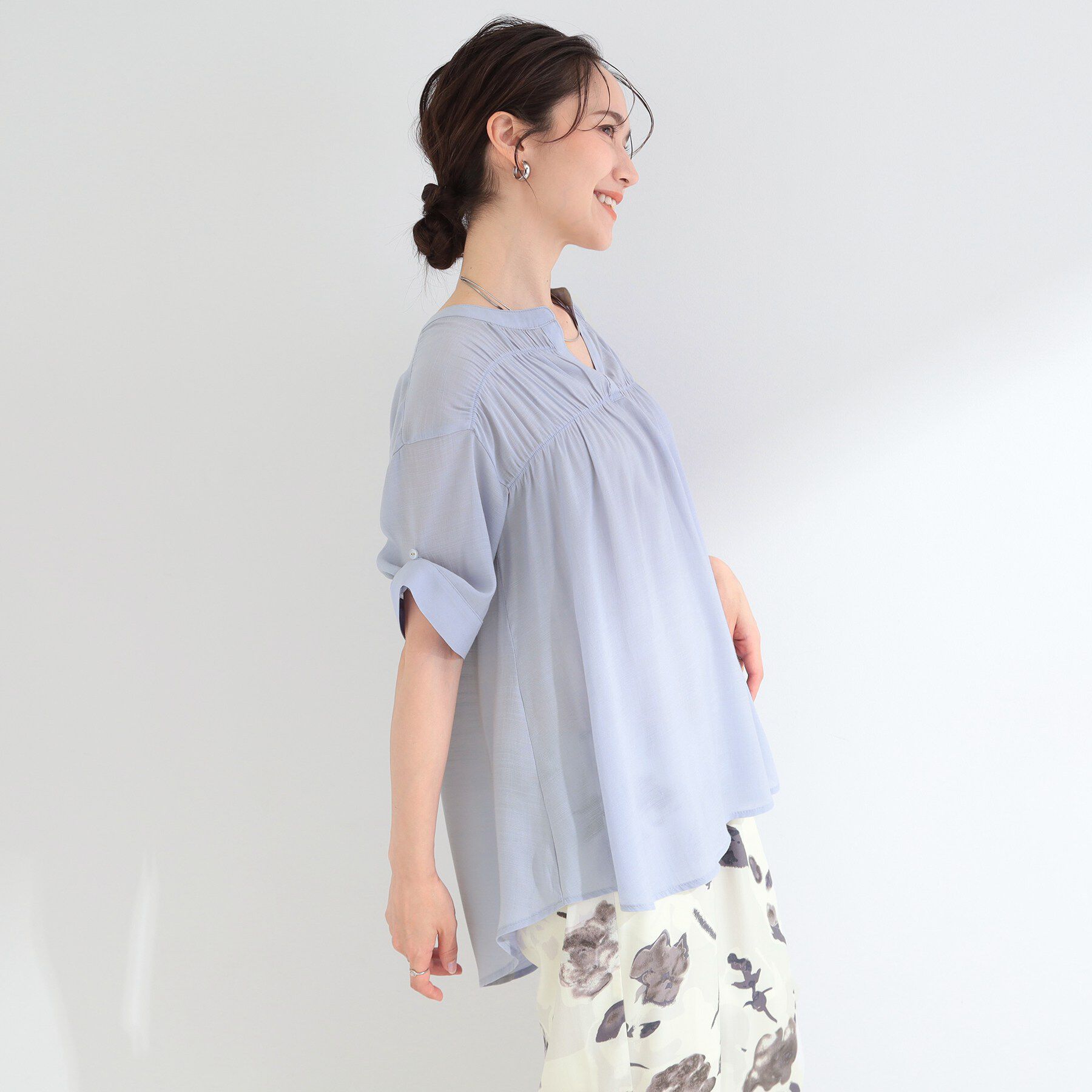 SHOO･LA･RUE「【ひんやり/UV】お袖の長さが調整出来る シャーリングスキッパーブラウス」|シャツ・ブラウス|