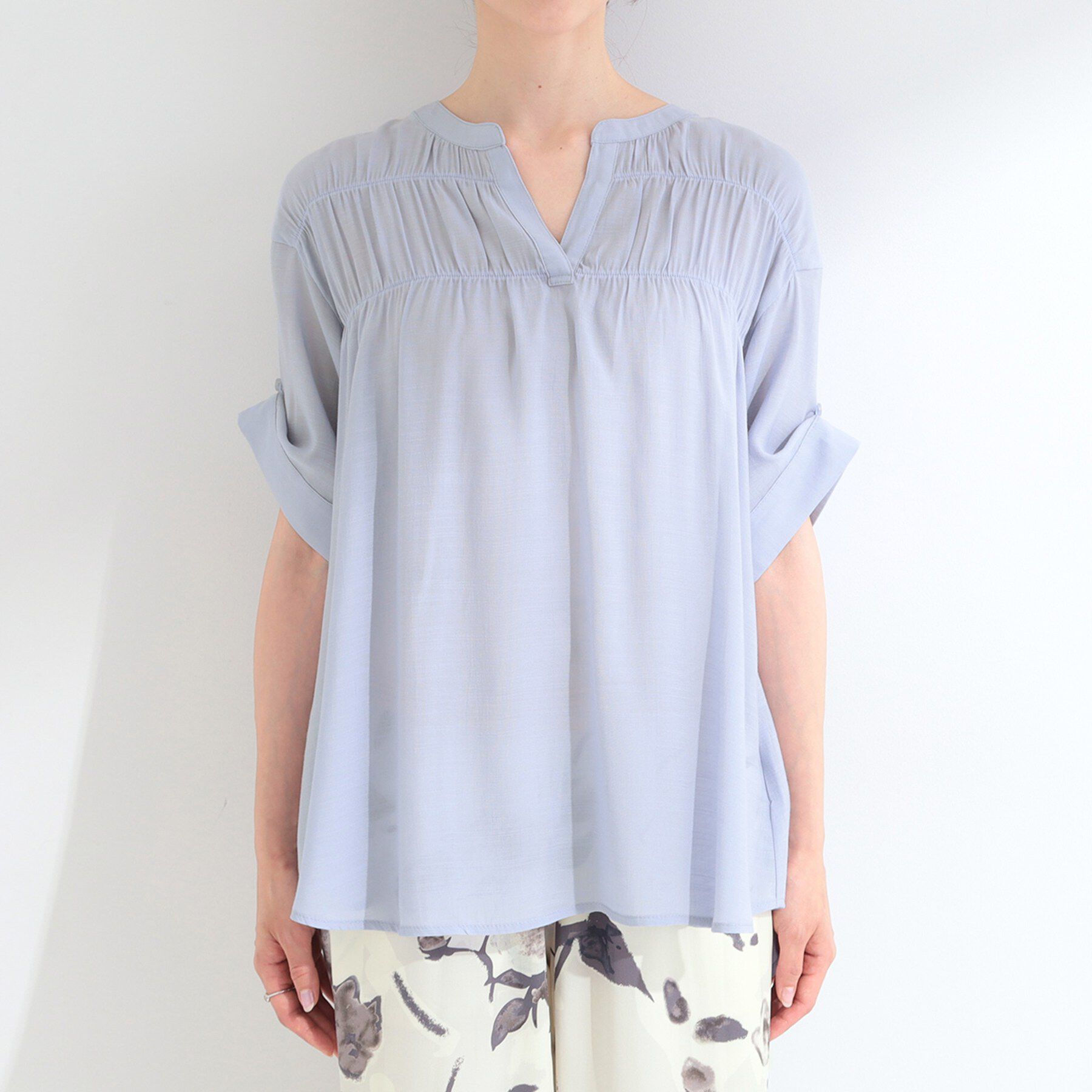 SHOO･LA･RUE「【ひんやり/UV】お袖の長さが調整出来る シャーリングスキッパーブラウス」|シャツ・ブラウス|