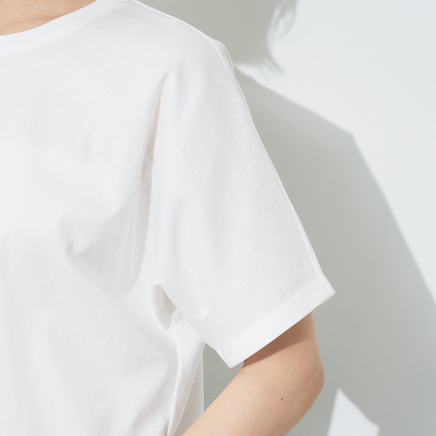 INDIVI「【汗ジミ防止／接触冷感】裾レースドルマンTシャツ」|Tシャツ・カットソー|