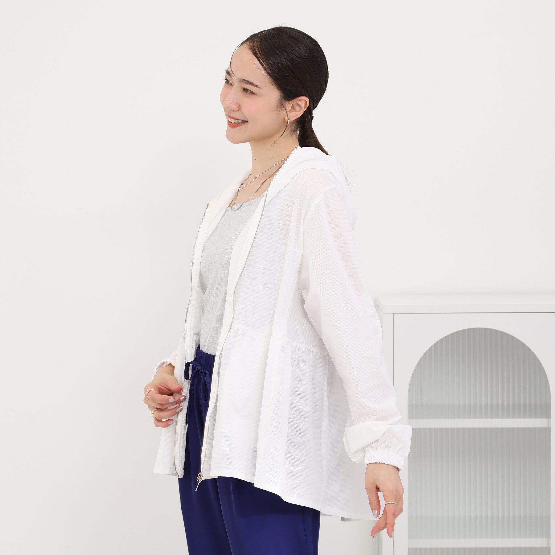 SHOO･LA･RUE「【ひんやり/S-LL/体型カバー】日焼け対策にも女性らしさを UVカットペプラムパーカ」|ブルゾン・スタジャン|