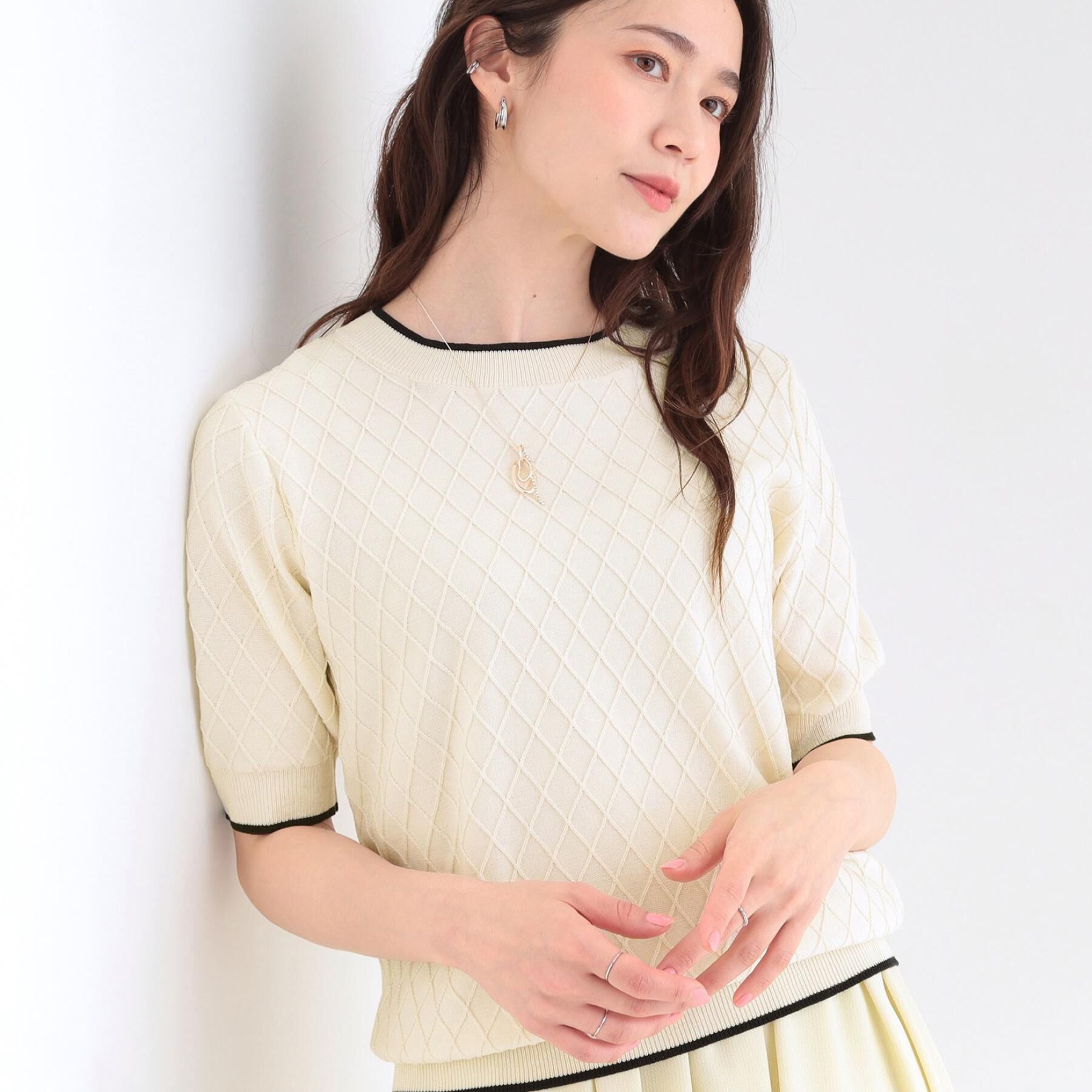 SHOO･LA･RUE「【洗濯機可/S-LL】大人上品なダイヤ編み柄 配色半袖ニット」|ニット・セーター|オフホワイト(003