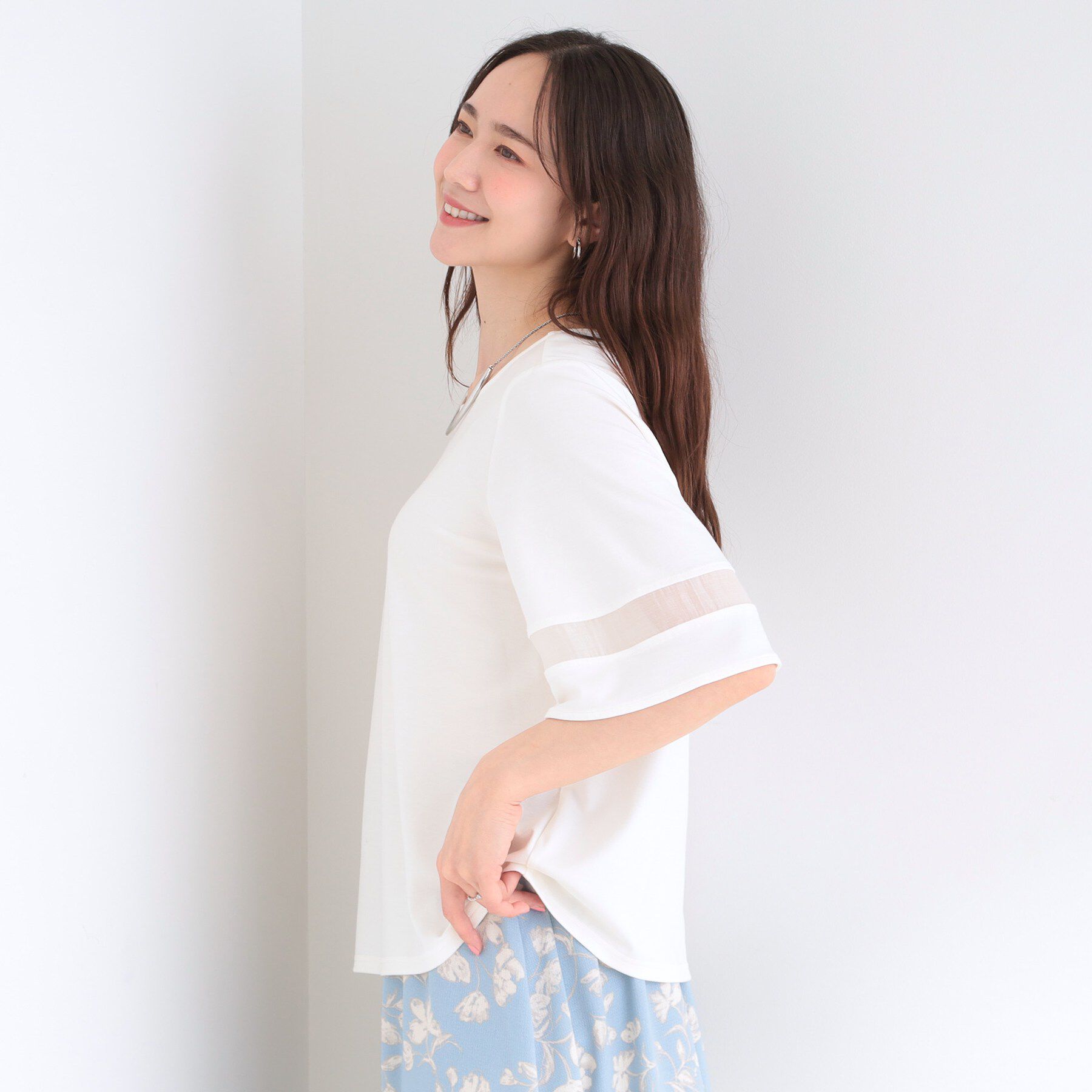 SHOO･LA･RUE「【洗濯機後しわになりにくい/ひんやり/S-LL】お袖のシアーで抜け感プラス 二の腕隠せるフレアスリー」|Tシャツ・カットソー|
