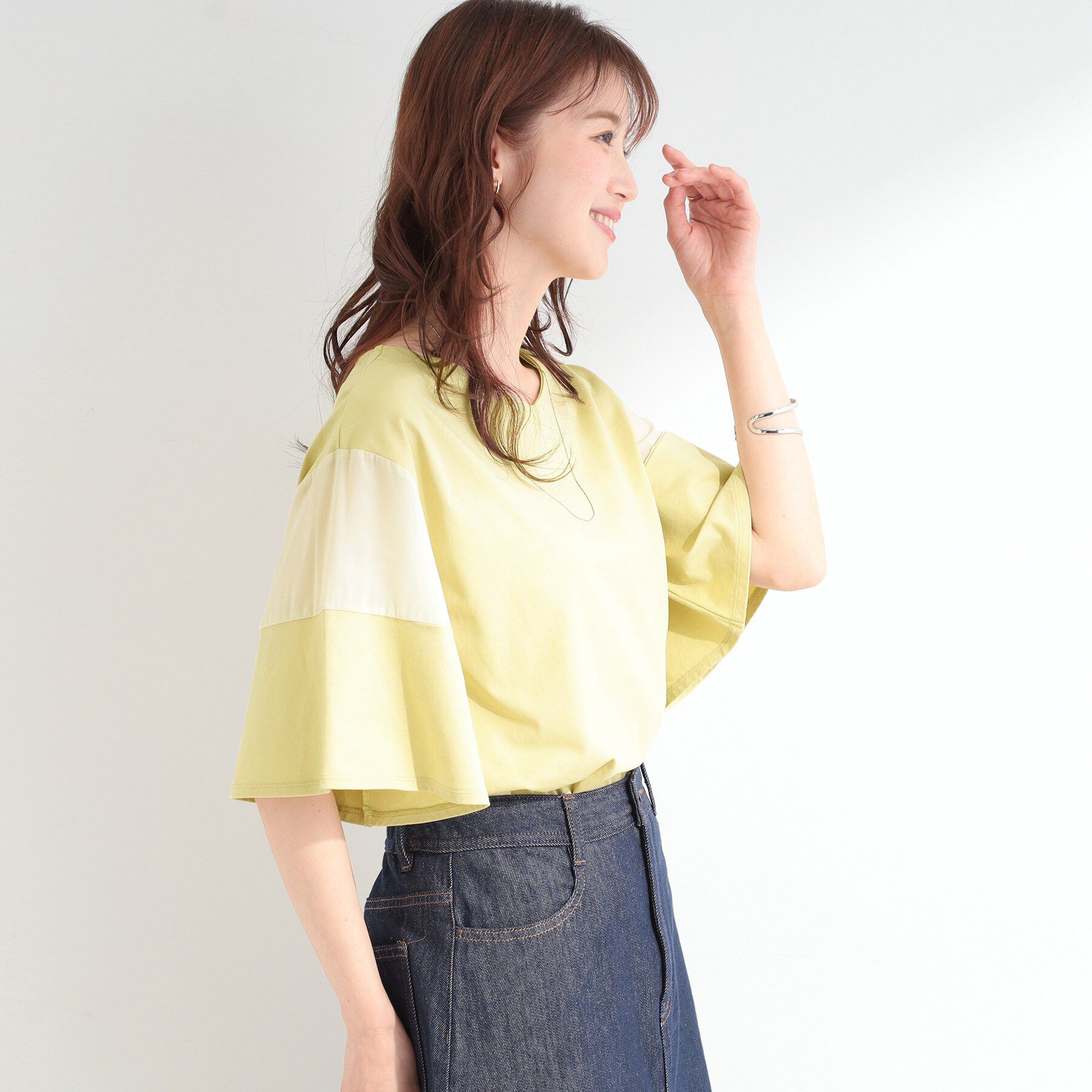 SHOO･LA･RUE「【ひんやり/S-LL/体型カバー】フレアスリーブで二の腕を自然に隠せる 浅VネックTシャツ」|Tシャツ・カットソー|