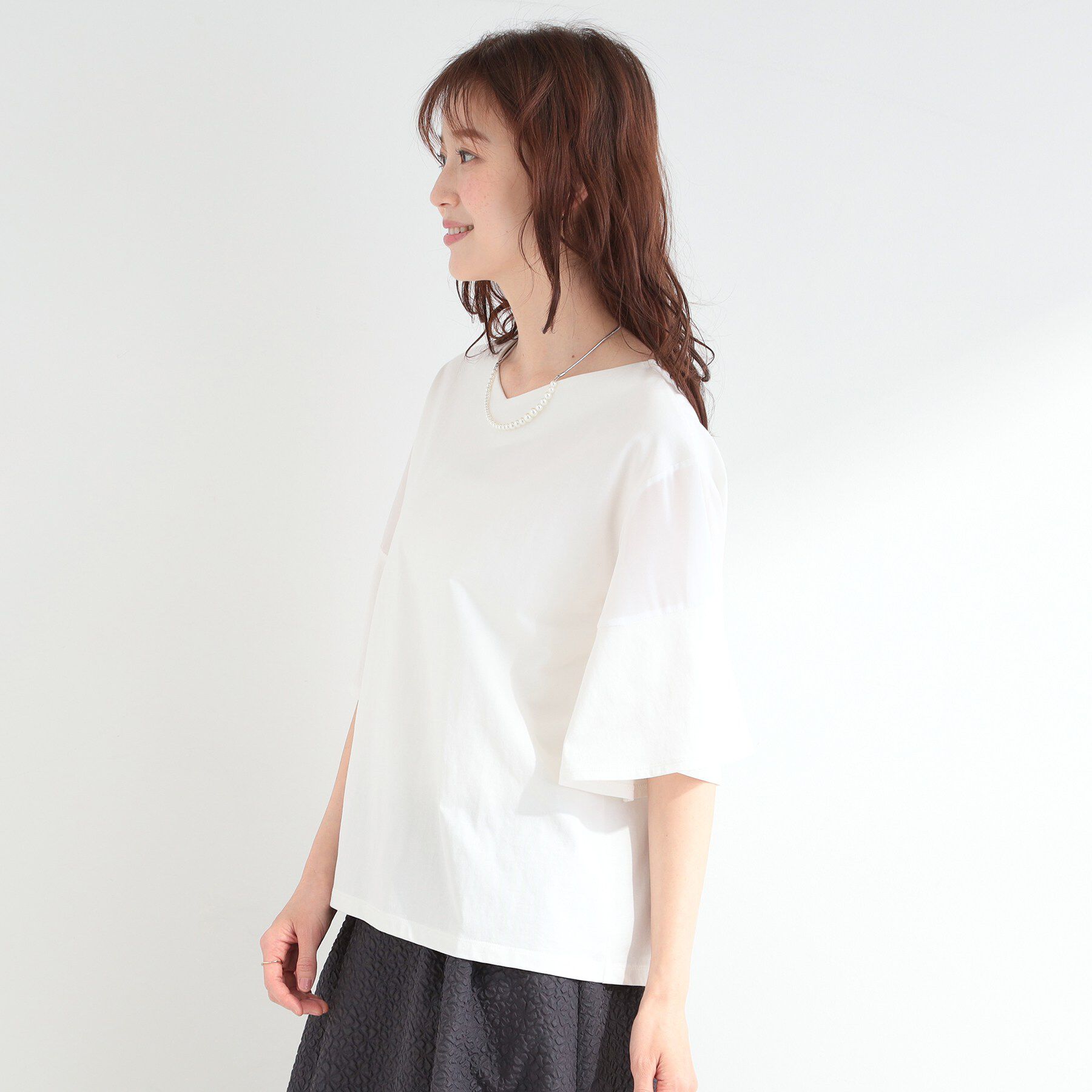 SHOO･LA･RUE「【ひんやり/S-LL/体型カバー】フレアスリーブで二の腕を自然に隠せる 浅VネックTシャツ」|Tシャツ・カットソー|