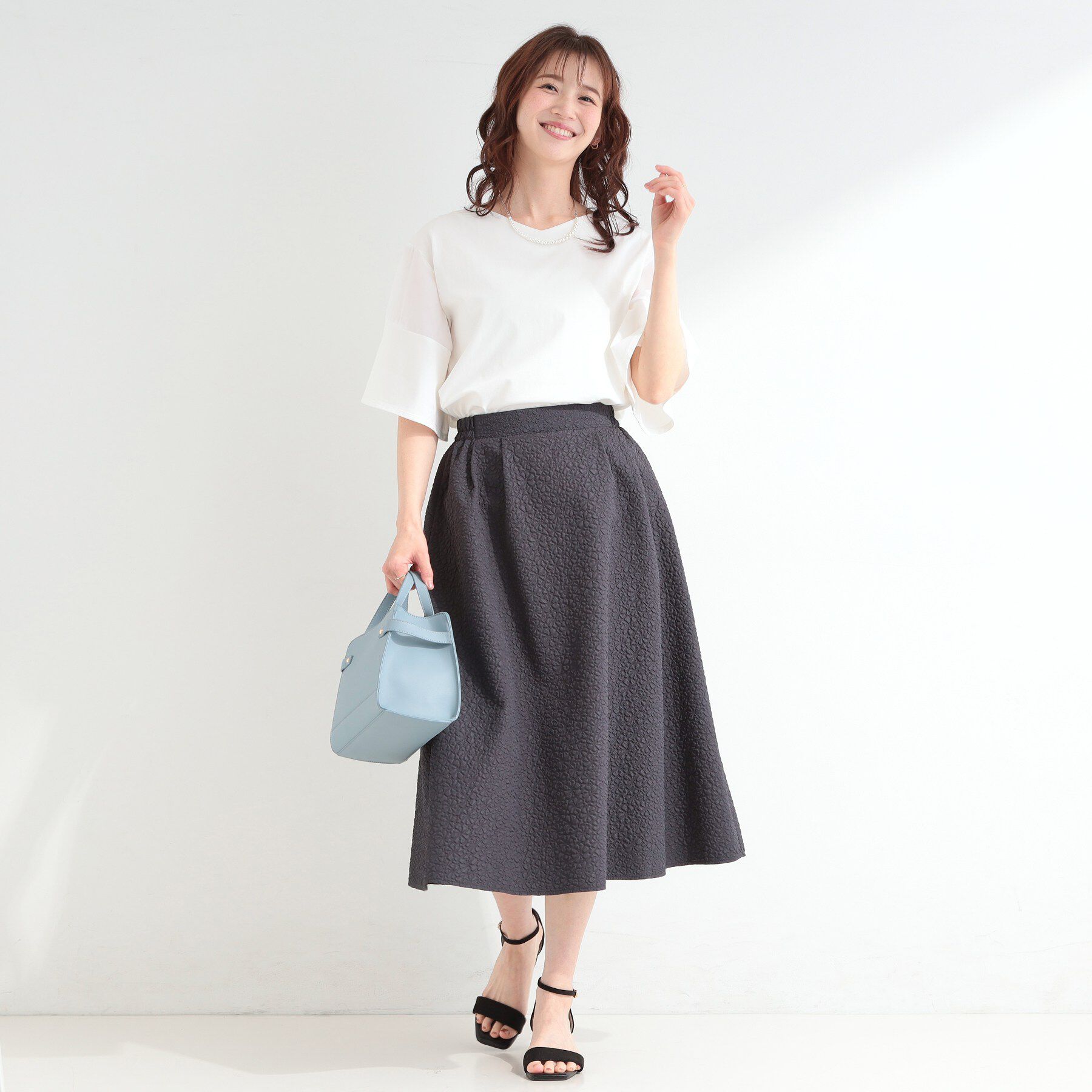 SHOO･LA･RUE「【ひんやり/S-LL/体型カバー】フレアスリーブで二の腕を自然に隠せる 浅VネックTシャツ」|Tシャツ・カットソー|