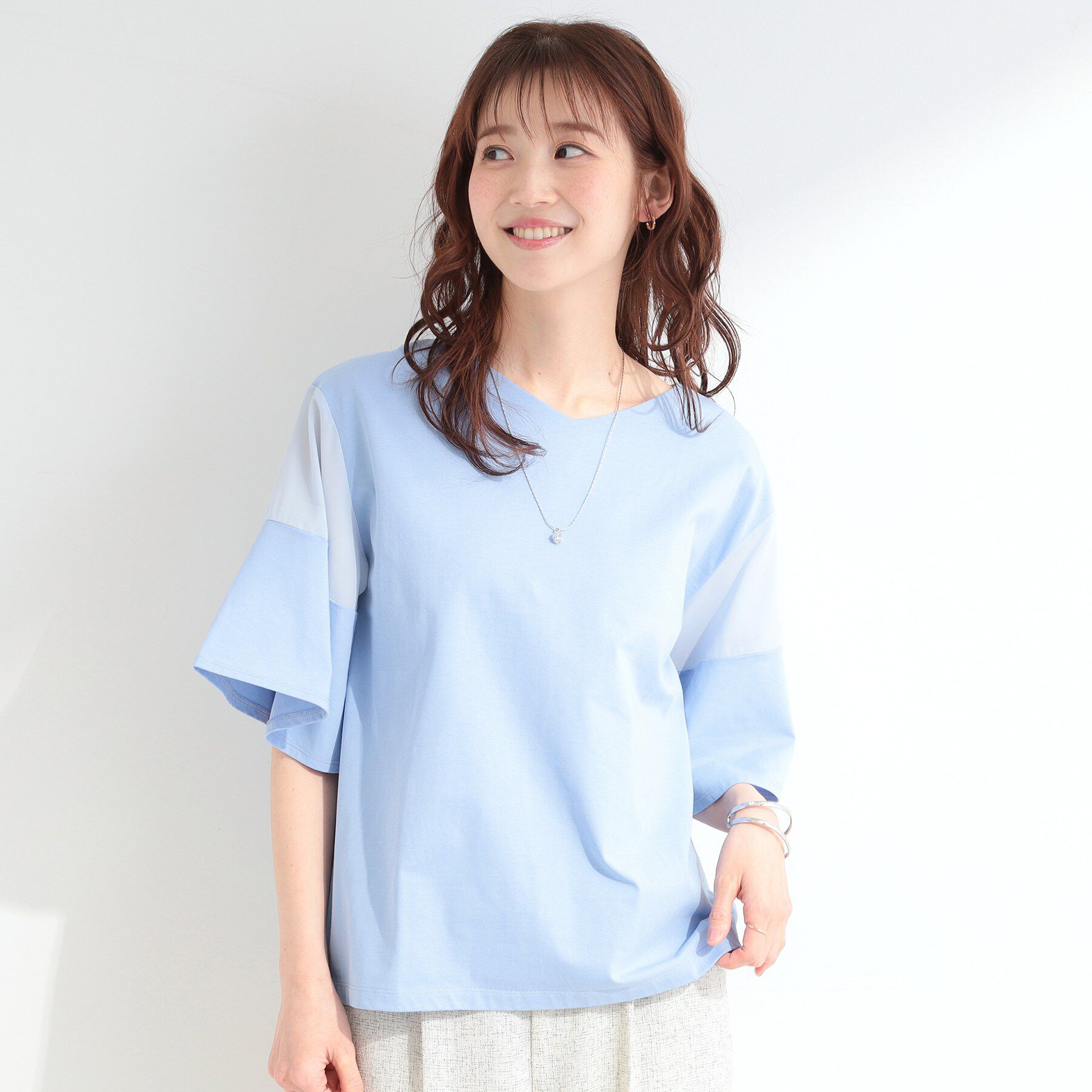 SHOO･LA･RUE「【ひんやり/S-LL/体型カバー】フレアスリーブで二の腕を自然に隠せる 浅VネックTシャツ」|Tシャツ・カットソー|