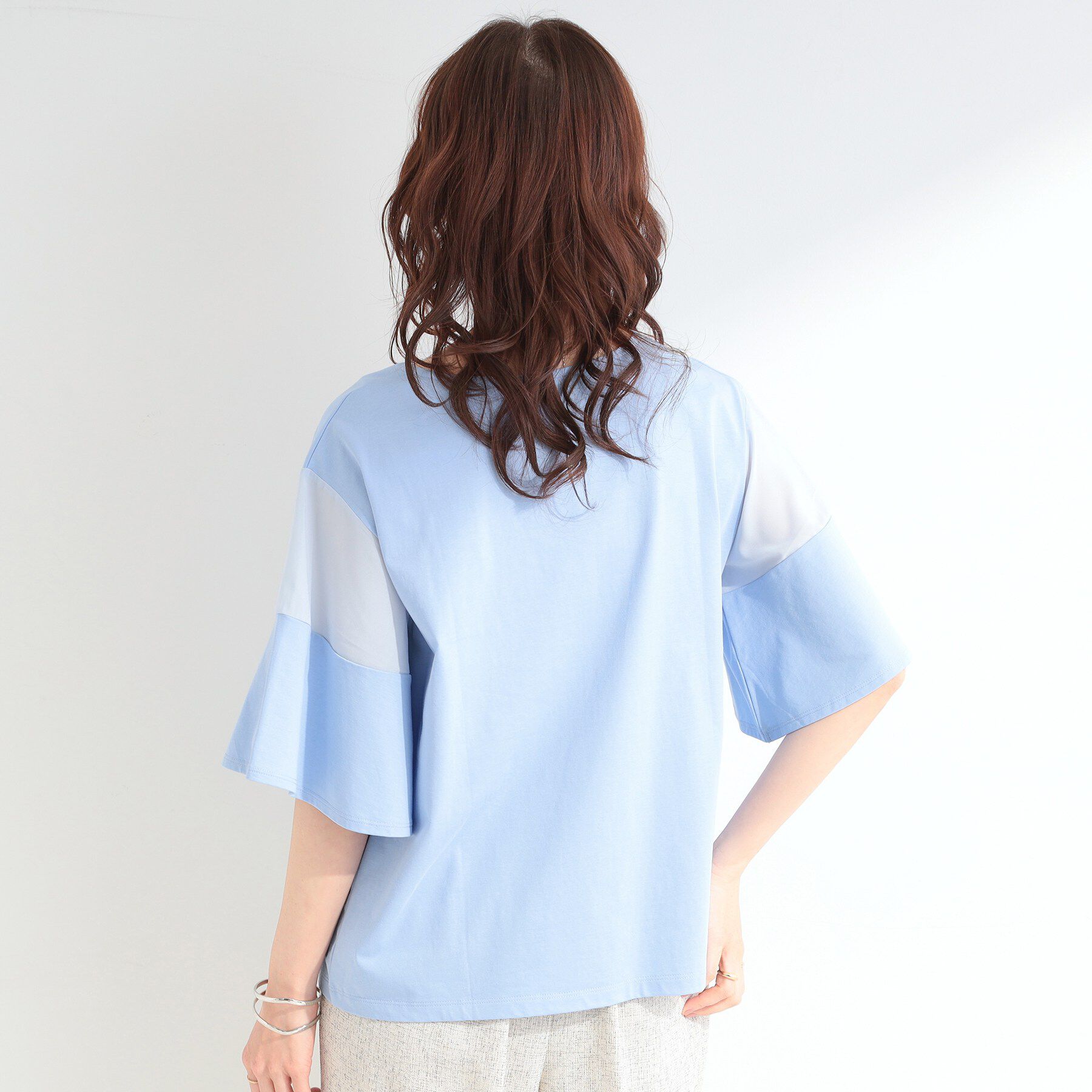 SHOO･LA･RUE「【ひんやり/S-LL/体型カバー】フレアスリーブで二の腕を自然に隠せる 浅VネックTシャツ」|Tシャツ・カットソー|