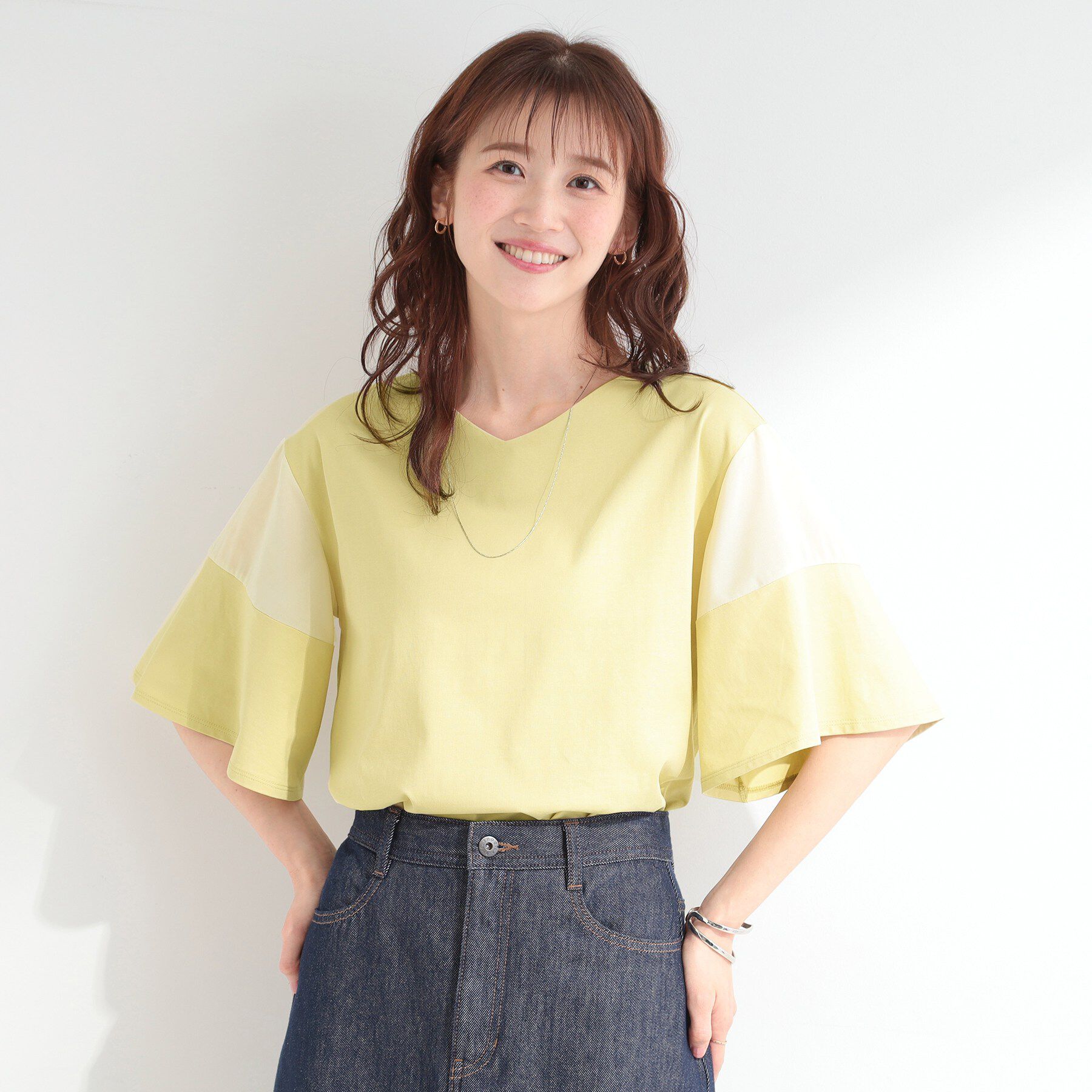 SHOO･LA･RUE「【ひんやり/S-LL/体型カバー】フレアスリーブで二の腕を自然に隠せる 浅VネックTシャツ」|Tシャツ・カットソー|