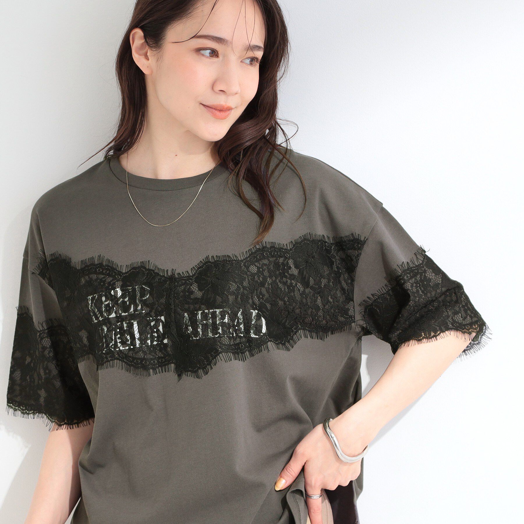 SHOO･LA･RUE「【ひんやり/洗濯機可】レースデザインでこなれ見え ロゴプリントTシャツ」|Tシャツ・カットソー|チャコールグレー(0