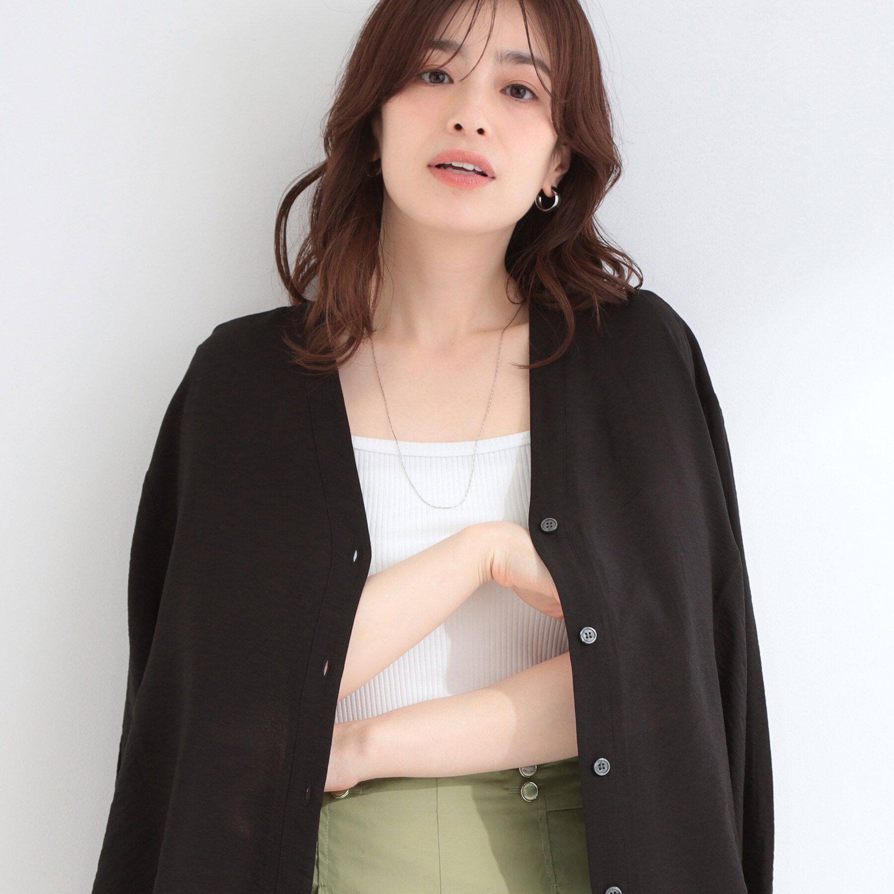SHOO･LA･RUE「【洗濯機可/S-LL】お顔周りすっきり 大人のシアーシャツカーディガン」|カーディガン|ブラック(019)