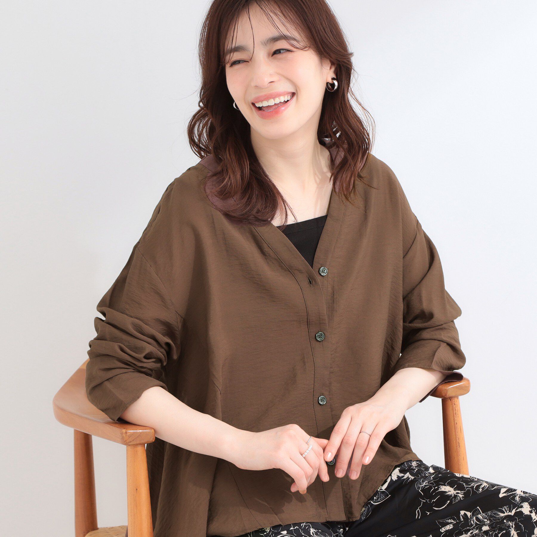 SHOO･LA･RUE「【洗濯機可/S-LL】お顔周りすっきり 大人のシアーシャツカーディガン」|カーディガン|ブラウン(043)