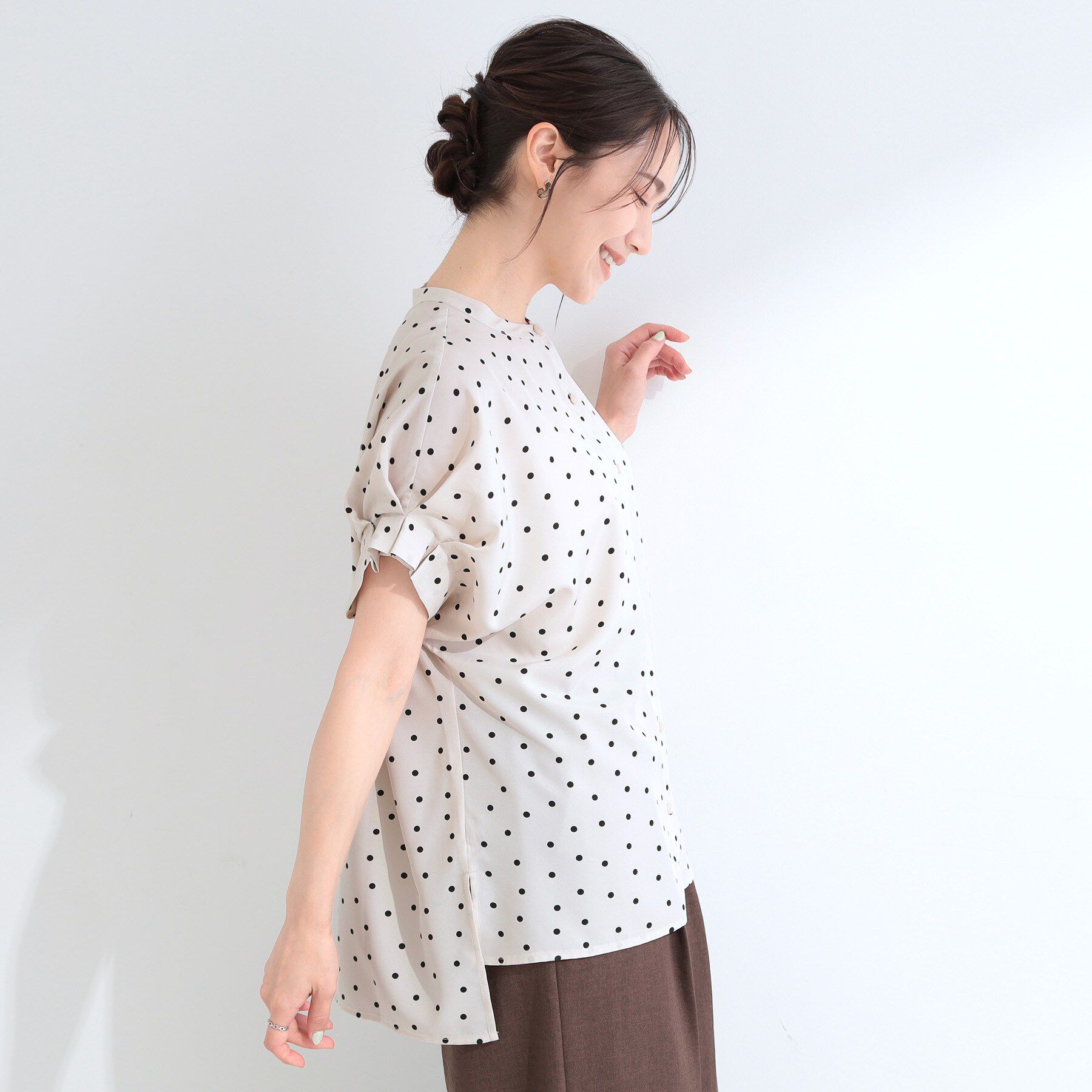 SHOO･LA･RUE「【洗濯機可／洗濯後しわになりにくい】大人の甘さをプラスする ドット柄袖タックブラウス」|シャツ・ブラウス|