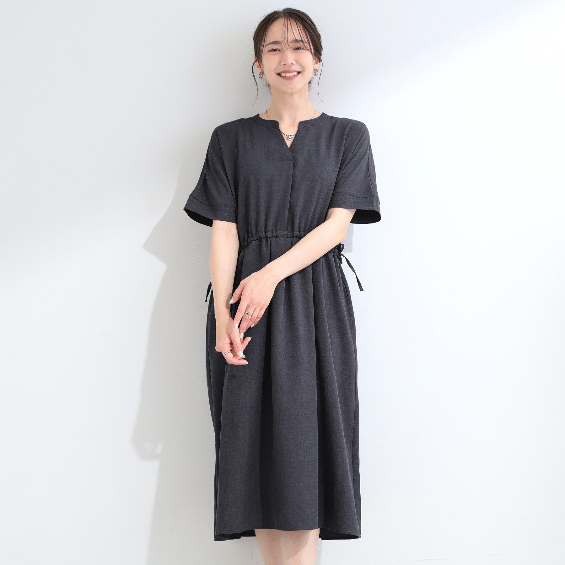 SHOO･LA･RUE「【洗濯機可/体型カバー】ウエストシャーリングで女性らしく 麻調スキッパーサイドリボンワンピース」|ワンピース|