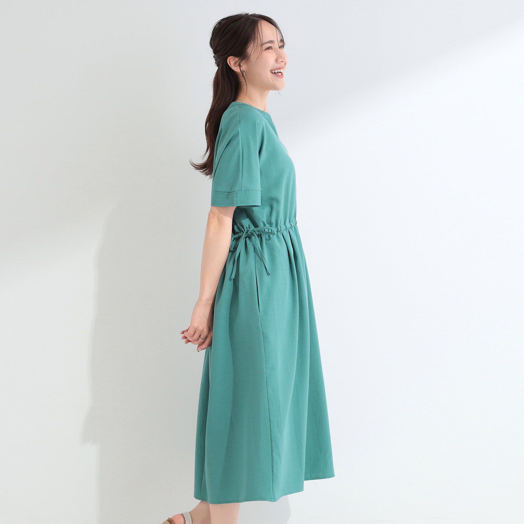 SHOO･LA･RUE「【洗濯機可/体型カバー】ウエストシャーリングで女性らしく 麻調スキッパーサイドリボンワンピース」|ワンピース|
