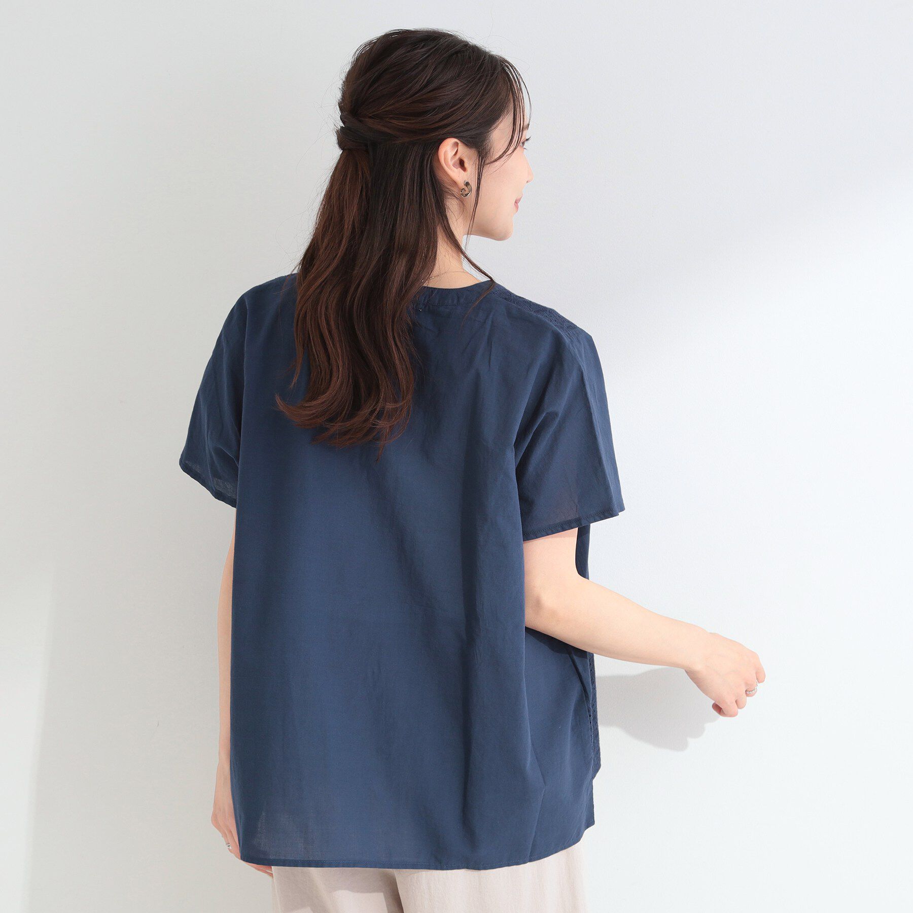 SHOO･LA･RUE「【体型カバー/S~LL】インせず着られて刺繍が目を引く 切替ノーカラーブラウス」|シャツ・ブラウス|