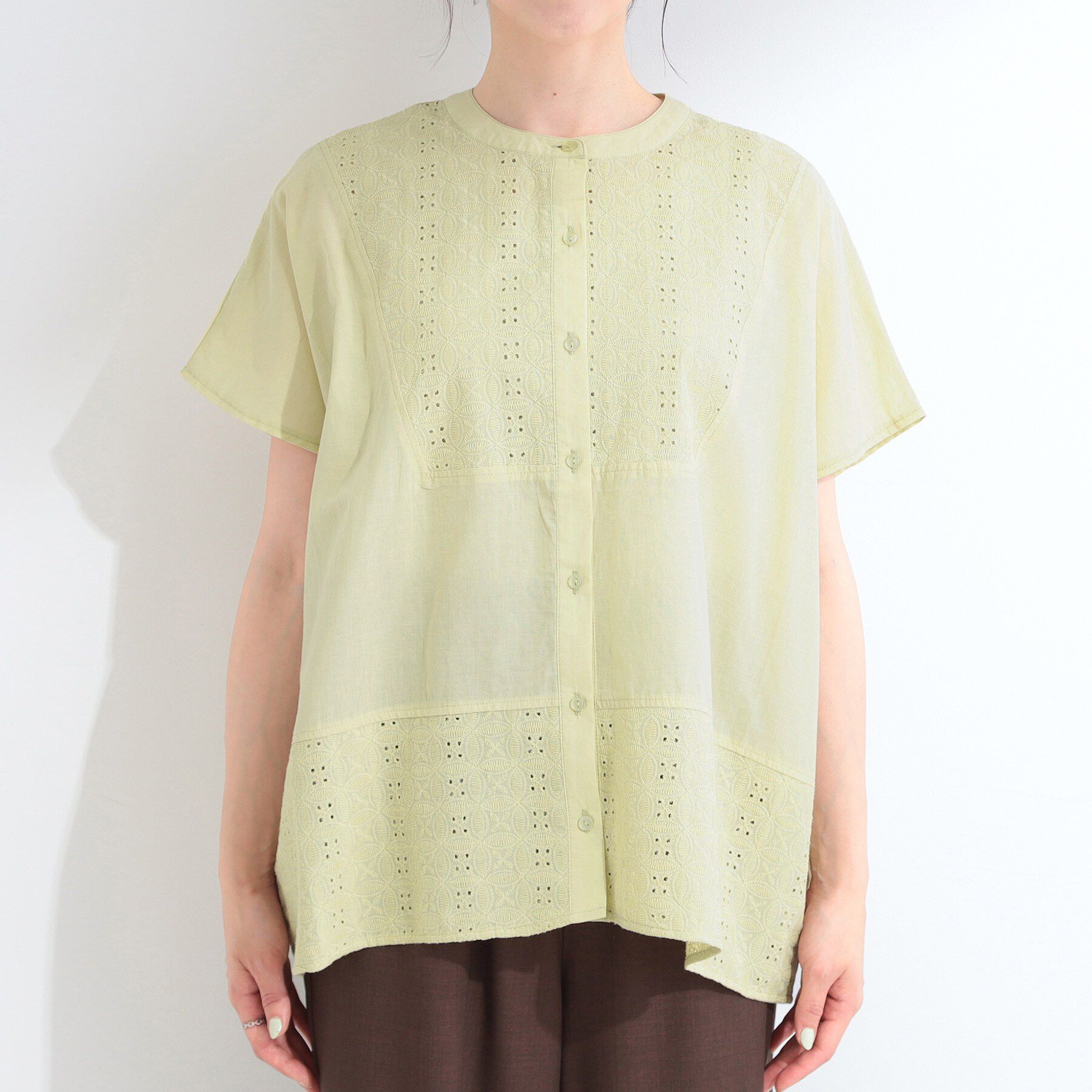 SHOO･LA･RUE「【体型カバー/S~LL】インせず着られて刺繍が目を引く 切替ノーカラーブラウス」|シャツ・ブラウス|