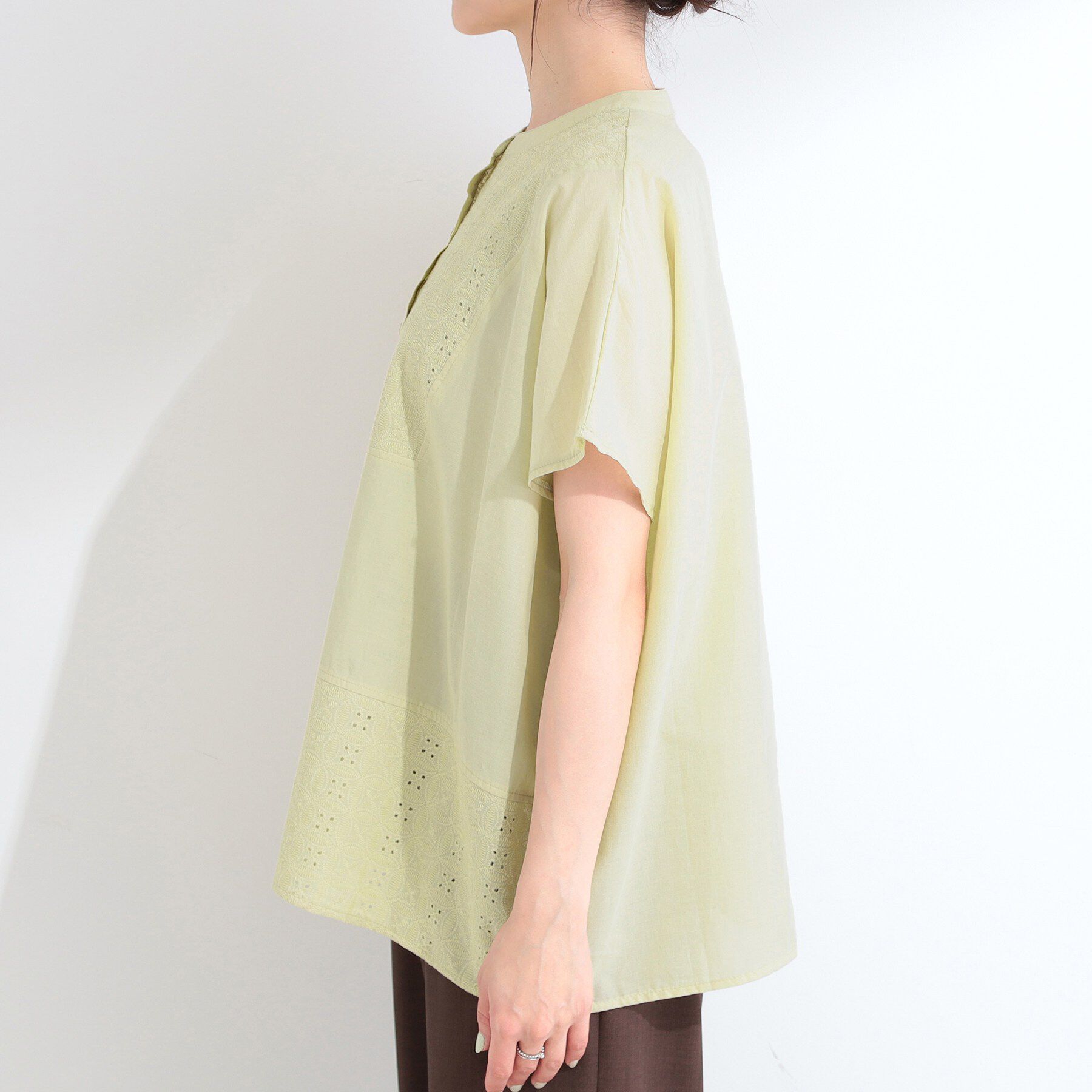SHOO･LA･RUE「【体型カバー/S~LL】インせず着られて刺繍が目を引く 切替ノーカラーブラウス」|シャツ・ブラウス|