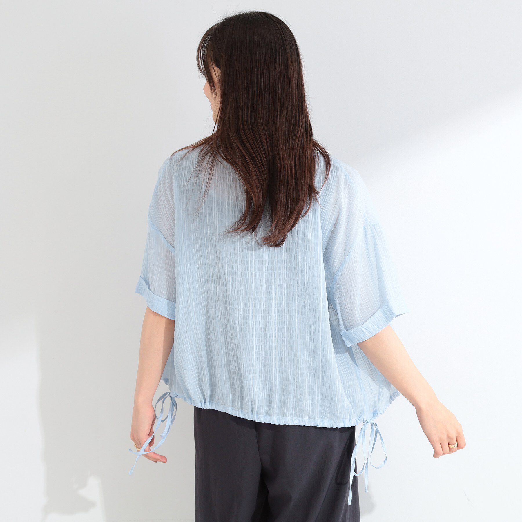 SHOO･LA･RUE「【S-LL/洗濯機可/体型カバー】さらさら シャーリングシフォン 裾ドロストシャツ」|シャツ・ブラウス|