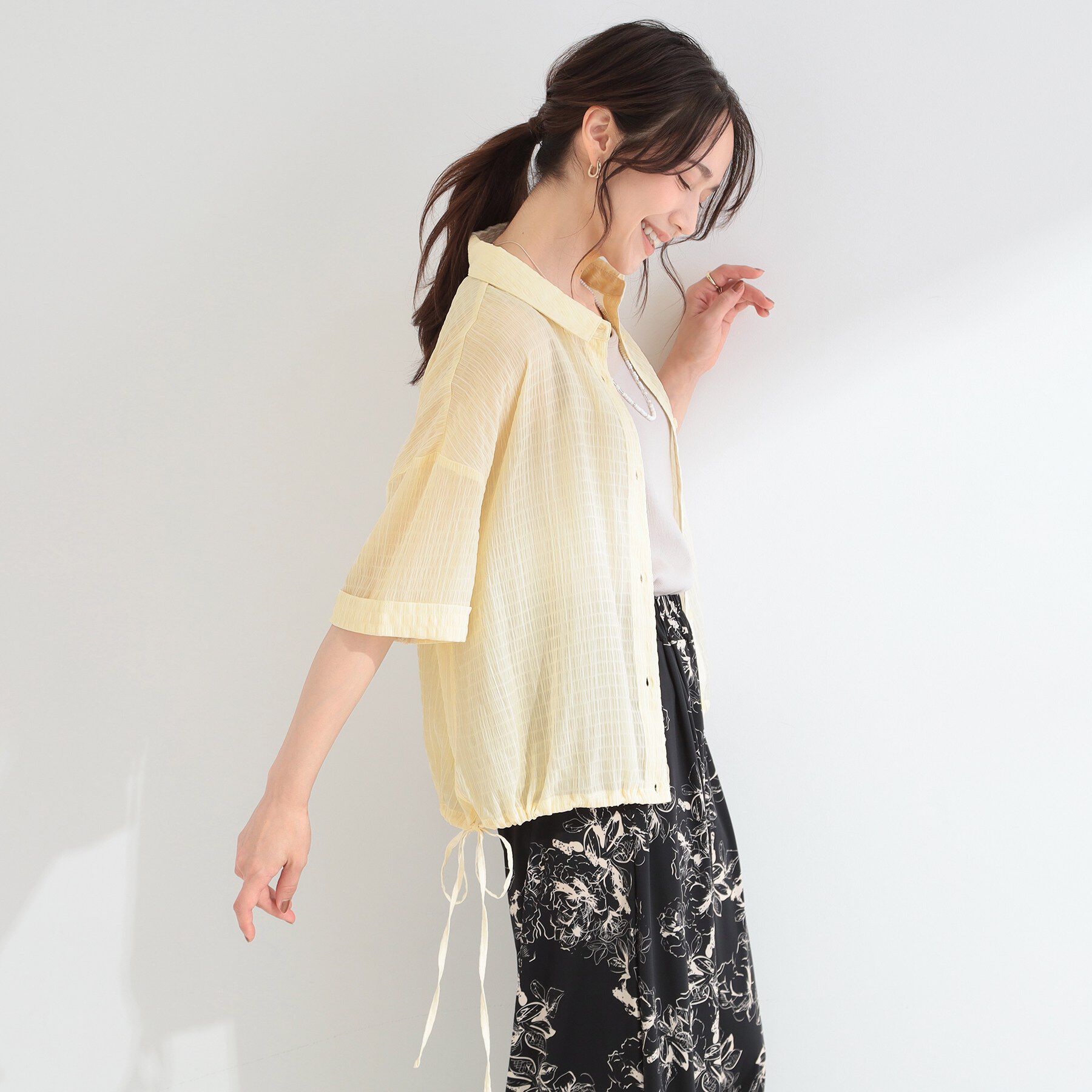 SHOO･LA･RUE「【S-LL/洗濯機可/体型カバー】さらさら シャーリングシフォン 裾ドロストシャツ」|シャツ・ブラウス|