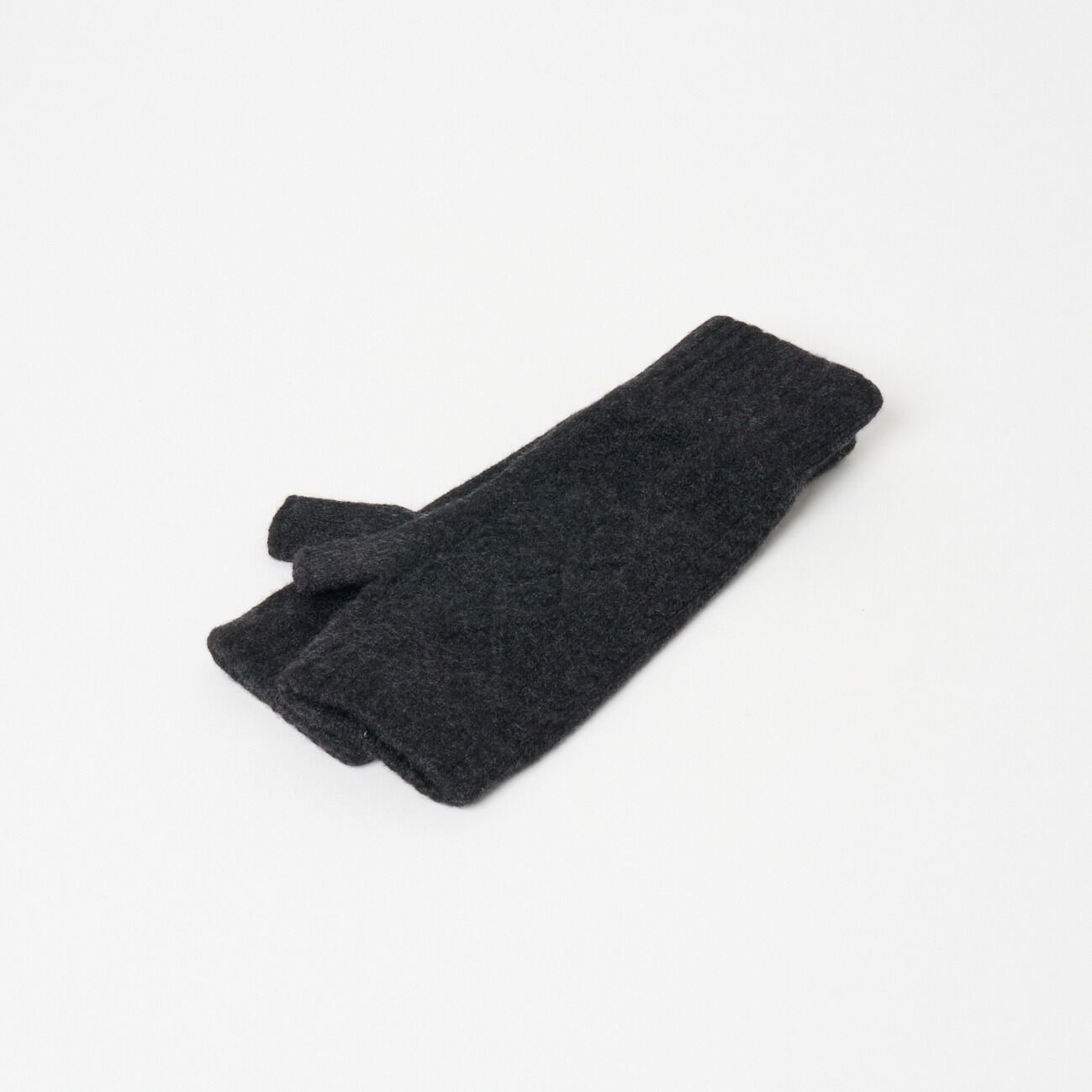  「WILLIAM BRUNTON ARAN WRIST WARMER」|手袋|チャコールグレー