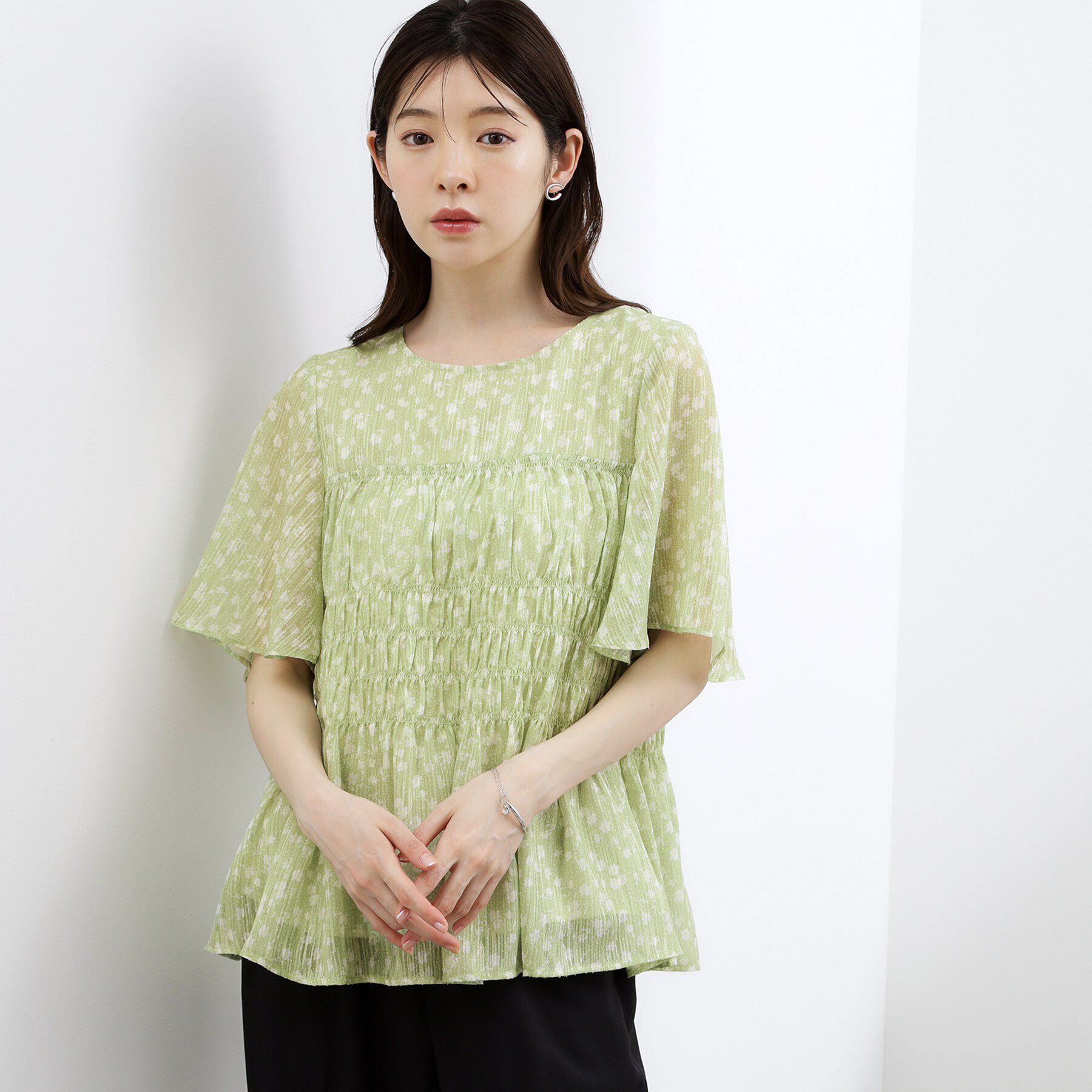 grove「【二の腕・体型カバー】軽やかシャーリングブラウス」|シャツ・ブラウス|