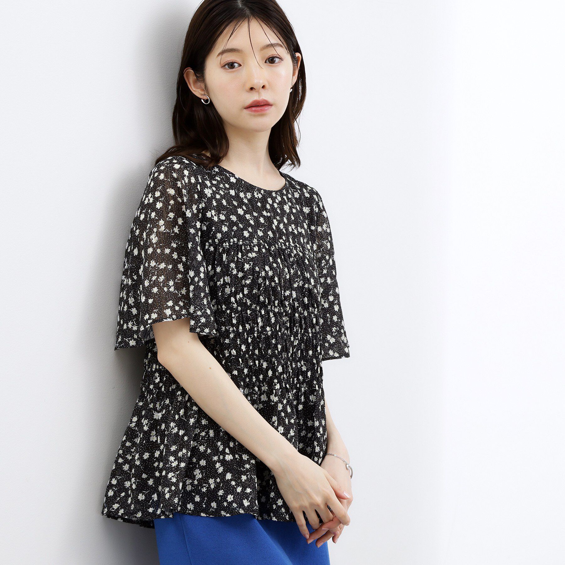 grove「【二の腕・体型カバー】軽やかシャーリングブラウス」|シャツ・ブラウス|花柄ブラック(119