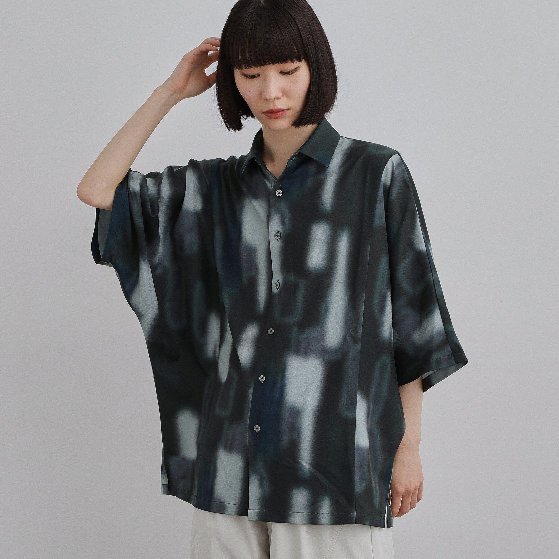 tk.TAKEO KIKUCHI「【今、売れています。】アブストラクトドルマンとろみシャツ/さらっとタッチ/ドレープ/美シルエット/総」|シャツ・ブラウス|
