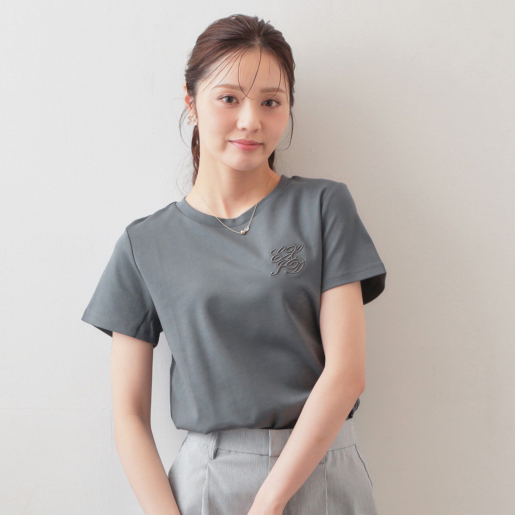 index「【接触冷感】エンブレムロゴ刺繍Tシャツ《UVケア／洗濯機OK》」|Tシャツ・カットソー|チャコールグレー(0